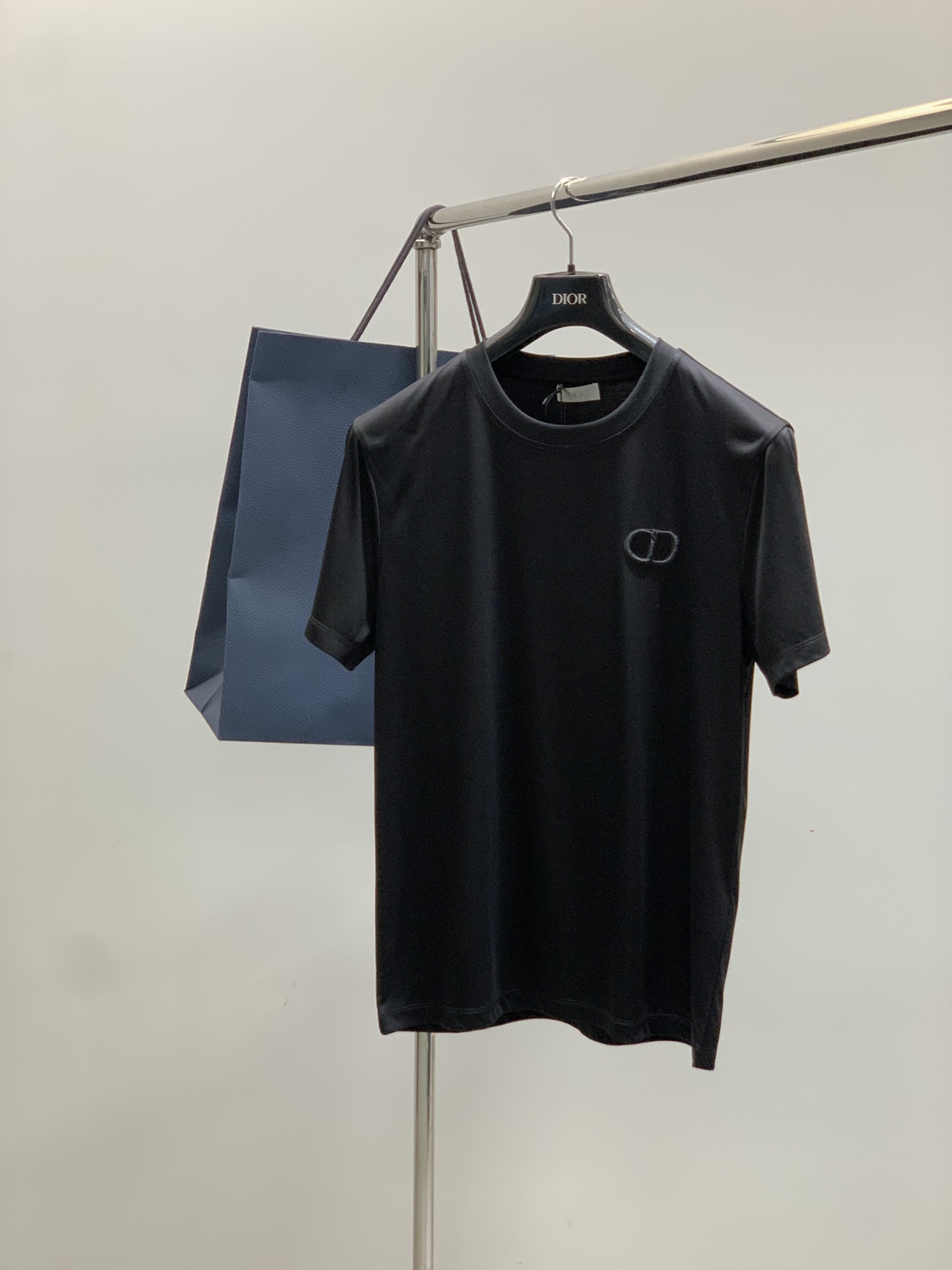 NO:452577,,Dior Dior, new summer products, available at the same time for counters, simple and fashionable casual round neck short-sleeved T-shirt, original imported fabric, comfortable and breathable, top-grade embroidery craft letter pattern logo, extremely high-end, unique design, fashionable and handsome on the upper body!  3 colors recommendation, code number M-3XL, dior, dior, T-shirt, tees, t-shirt, alexander wang19860909,Dior 迪奥, 夏季新品,专柜同步有售,简约时尚休闲圆领短袖T恤,原版进口面料,舒适透气,顶级刺绣工艺字母图案logo,档次极高,独特设计,上身时尚帅气！3色推荐,码数M-3XL,,dior,dior,T-shirt,tees，t-shirt,alexander wang,Men's clothing