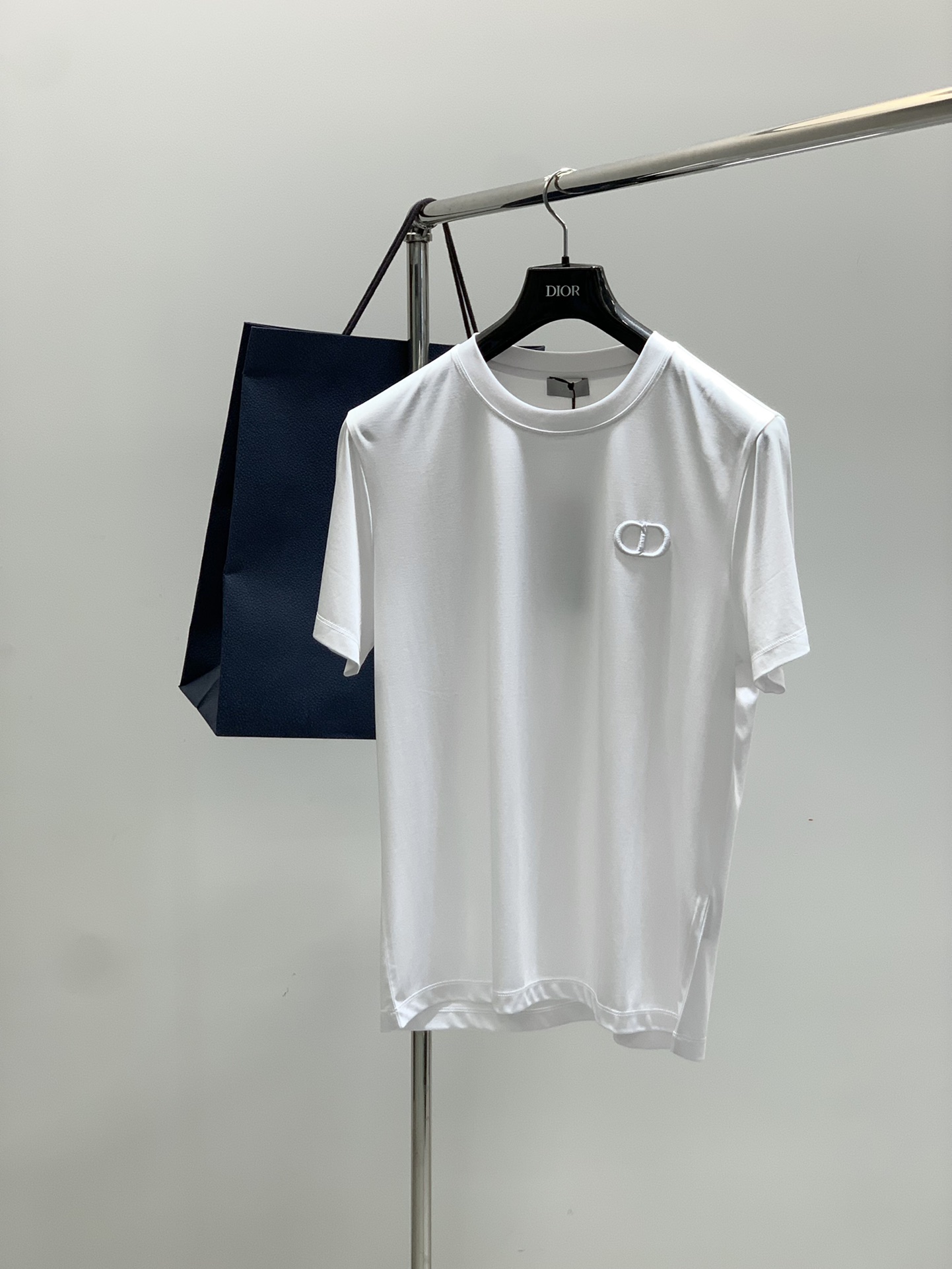 NO:454149,,Dior Dior, new summer products, available at the same time for counters, simple and fashionable casual round neck short-sleeved T-shirt, original imported fabric, comfortable and breathable, top-grade embroidery craft letter pattern logo, extremely high-end, unique design, fashionable and handsome on the upper body!  3 colors recommendation, code number M-3XL, dior, dior, T-shirt, tees, t-shirt, alexander wang19860909,Dior 迪奥, 夏季新品,专柜同步有售,简约时尚休闲圆领短袖T恤,原版进口面料,舒适透气,顶级刺绣工艺字母图案logo,档次极高,独特设计,上身时尚帅气！3色推荐,码数M-3XL,,dior,dior,T-shirt,tees，t-shirt,alexander wang,Men's clothing