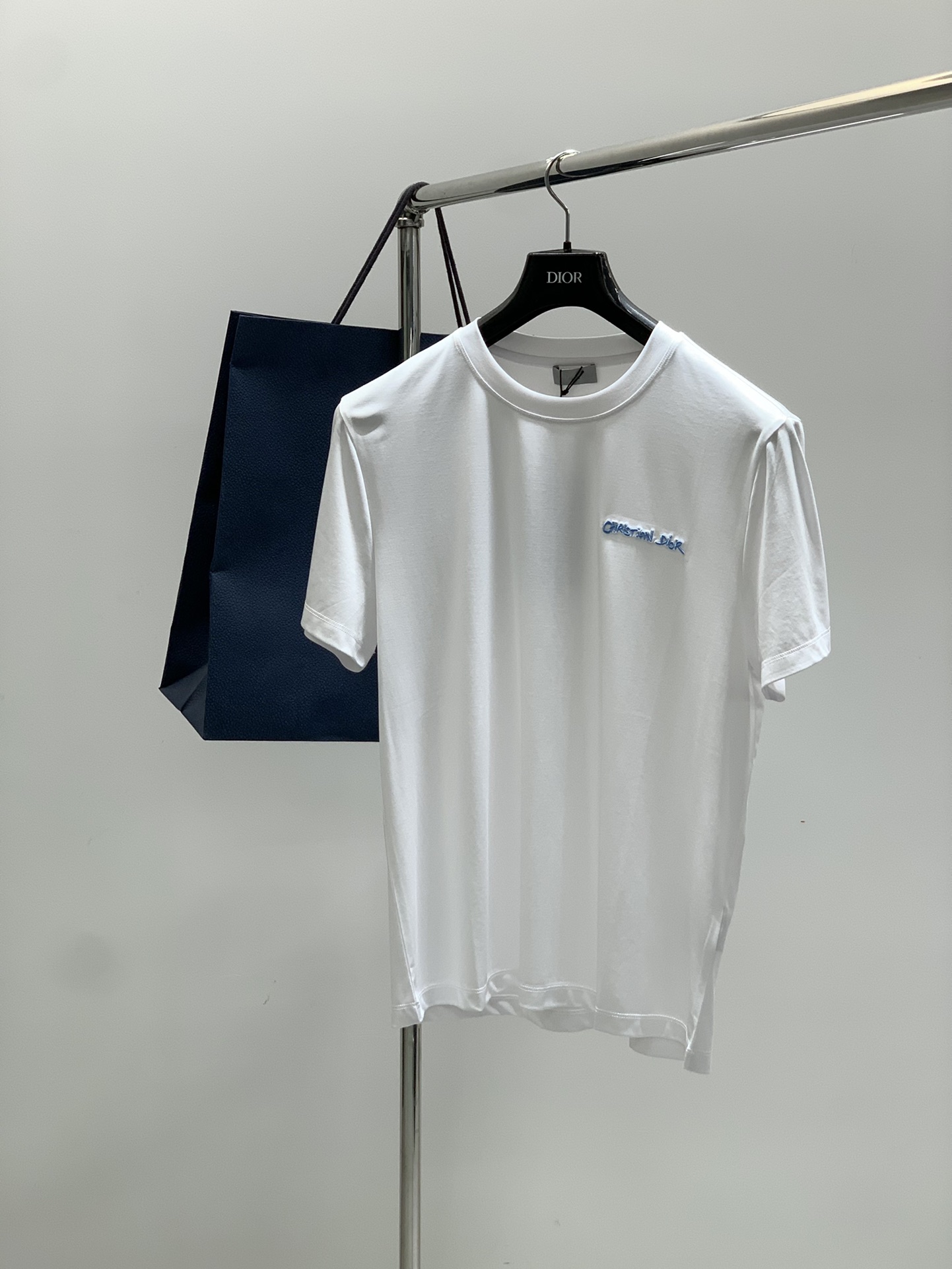 NO:454116,,Dior Dior, new summer products, available at the same time for counters, simple and fashionable casual round neck short-sleeved T-shirt, original imported fabric, comfortable and breathable, top-grade embroidery craft letter pattern logo, extremely high-end, unique design, fashionable and handsome on the upper body!  2 colors recommended, code number M-3XL, dior, dior, T-shirt, tees, t-shirt, alexander wang19860909,Dior 迪奥, 夏季新品,专柜同步有售,简约时尚休闲圆领短袖T恤,原版进口面料,舒适透气,顶级刺绣工艺字母图案logo,档次极高,独特设计,上身时尚帅气！2色推荐,码数M-3XL,,dior,dior,T-shirt,tees，t-shirt,alexander wang,Men's clothing