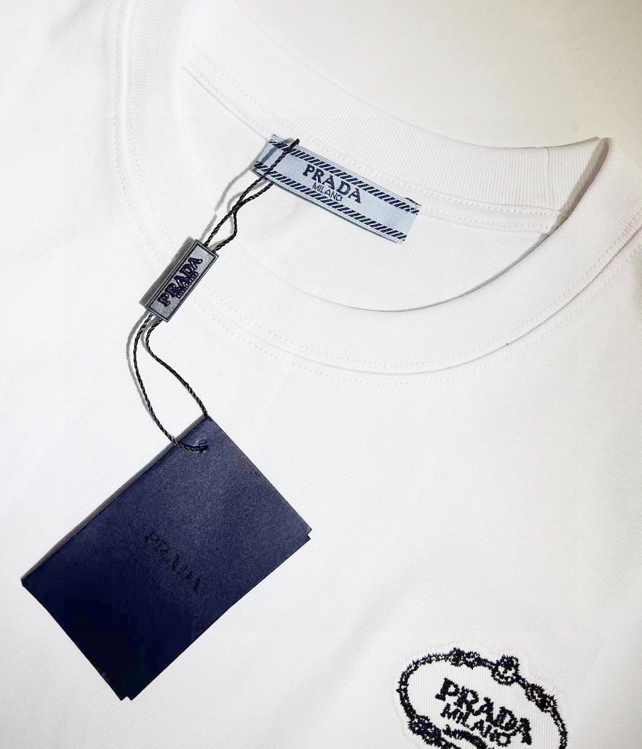 普拉达/Prada 夏季新款 经典小标刺绣圆领短袖T恤-Chinese UA Cheap High Quatity Brand Clothes Bags handbags Sneakers wholesale wholesaler seller from China Factory suppliers Fashion Clothing Shoes best Quality Beautiful Price 普拉达/Prada 夏季新款 经典小标刺绣圆领短袖T恤
