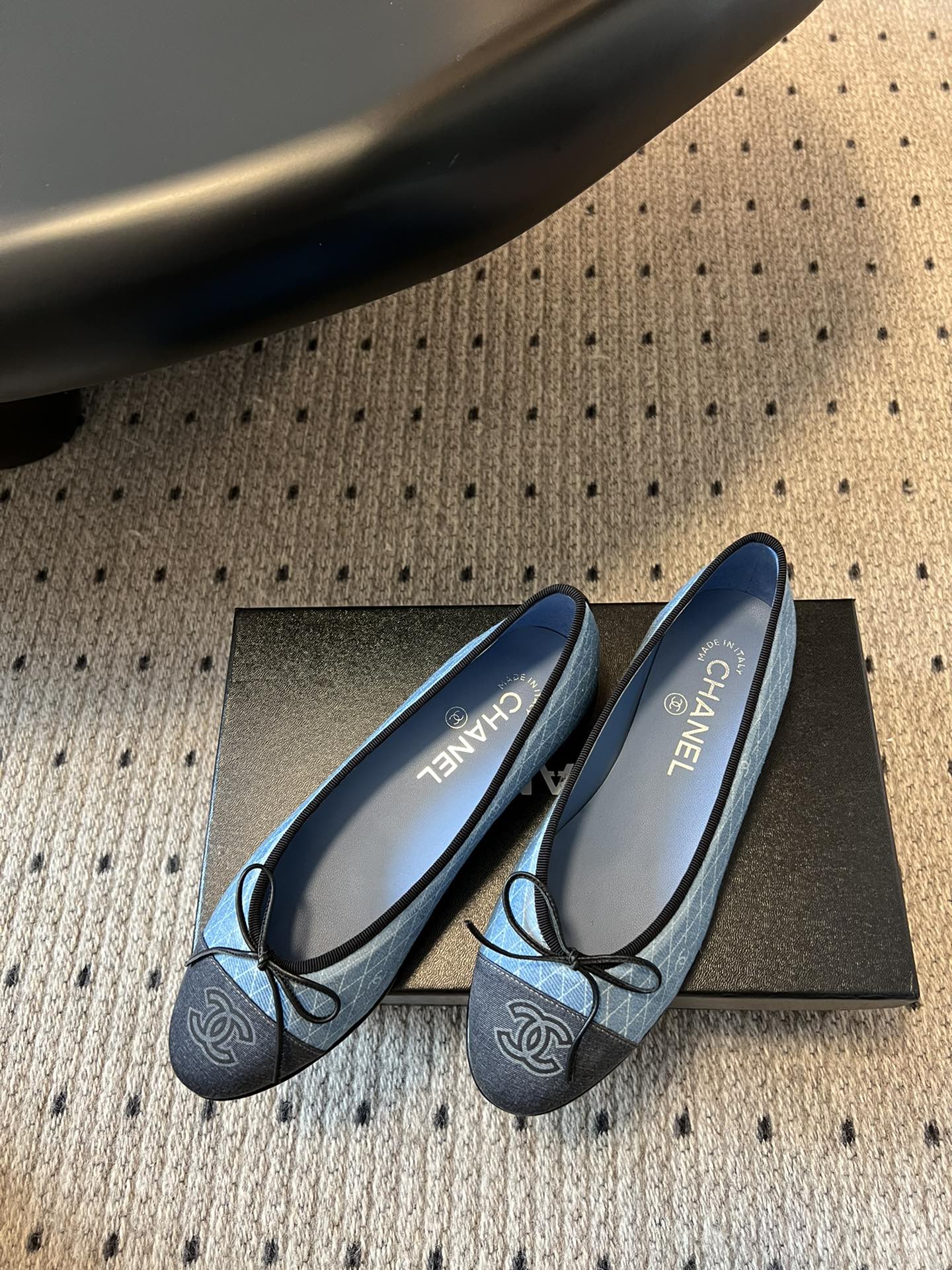 
Chane*25ss 春夏芭蕾舞鞋 

宛如女神脖子上的项链，上脚包裹性非常好，上脚跟显瘦，真的是超级