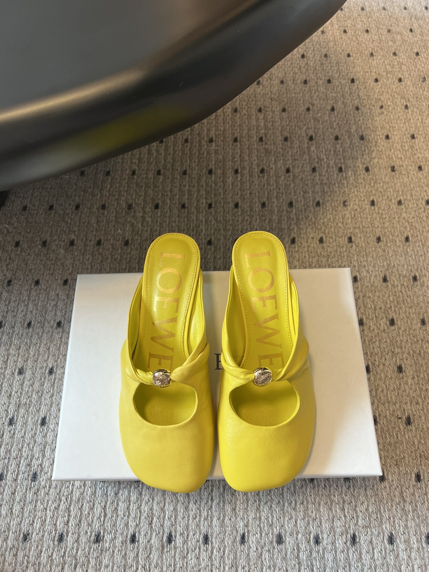 NO:413995,Top quality LOEWE 25ss super soft and glutinous and squid high heel half support This Pebble Soft is an elegant combination of ballet flats and mules, demonstrating the modern temperament of early autumn, made of super soft sheepskin, with Anagram letters as anti-slip. Hand-knitted soft Napa sheepskin upper, supplemented by minimalist support structure, creates a nude feeling that fits both feet, making you feel comfortable and comfortable for a day. It is easy to bend in 180 degrees. I tried on size 37/foot is fleshy, and the feeling is not zipped or squeezed at all. It is very suitable for people with sensitive feet (I can't wear shoes that beat the feet at all) Upper lambskin inner lambskin original custom patterned large sole  Number of codes 35-40 (40 customization without return or exchange), semi-drag, loewe, flats, sheepskin19860909顶级品质 LOEWE 25ss超软糯嘟嘟同款高跟半托 这款Pebble Soft 是芭蕾平底鞋与穆勒鞋的优雅结合,彰显出初秋的摩登气质采用超柔软羊皮打造,鞋底饰有 Anagram 字母起到防滑作用 手工扭结的柔软纳帕羊皮鞋面,辅以极简支撑结构,营造出贴合双足的裸感体验,让你行走一天都 轻松、舒服的一款平底鞋.180度轻松打弯 ,本人试穿尺码37/脚偏肉感,试穿感受完全没有勒、挤,是非常适合脚敏感的人群（本人穿不了一点打脚的鞋子） 鞋面小羊皮 内里小羊皮 大底原版定制花纹大底 码数35-40（40定制不退换）,半拖,loewe,flats,sheepskin,Women's Shoes