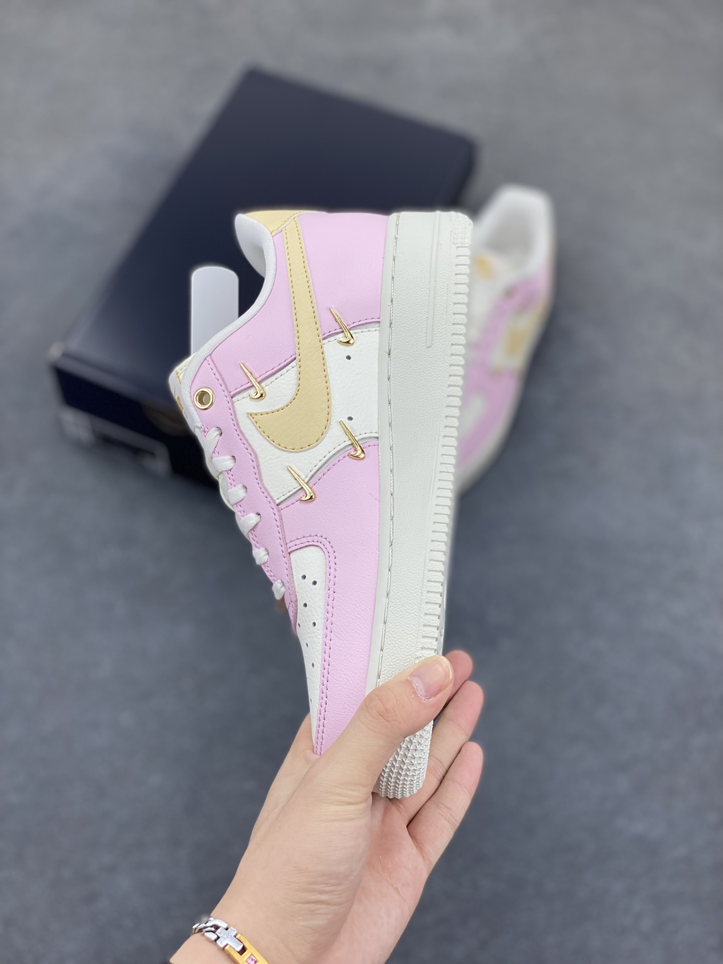 图片[3]-Air Force 1\’ 07 粉金 原楦头原纸板 打造纯正空军版型 专注外贸渠道 全掌内置蜂窝气垫 #原盒配件 原厂中底钢印、拉帮完美 货号：IB2574-600 尺码：35.5 36 36.5 37.5 38 38.5 39 40 40.5 41 42-选品中心