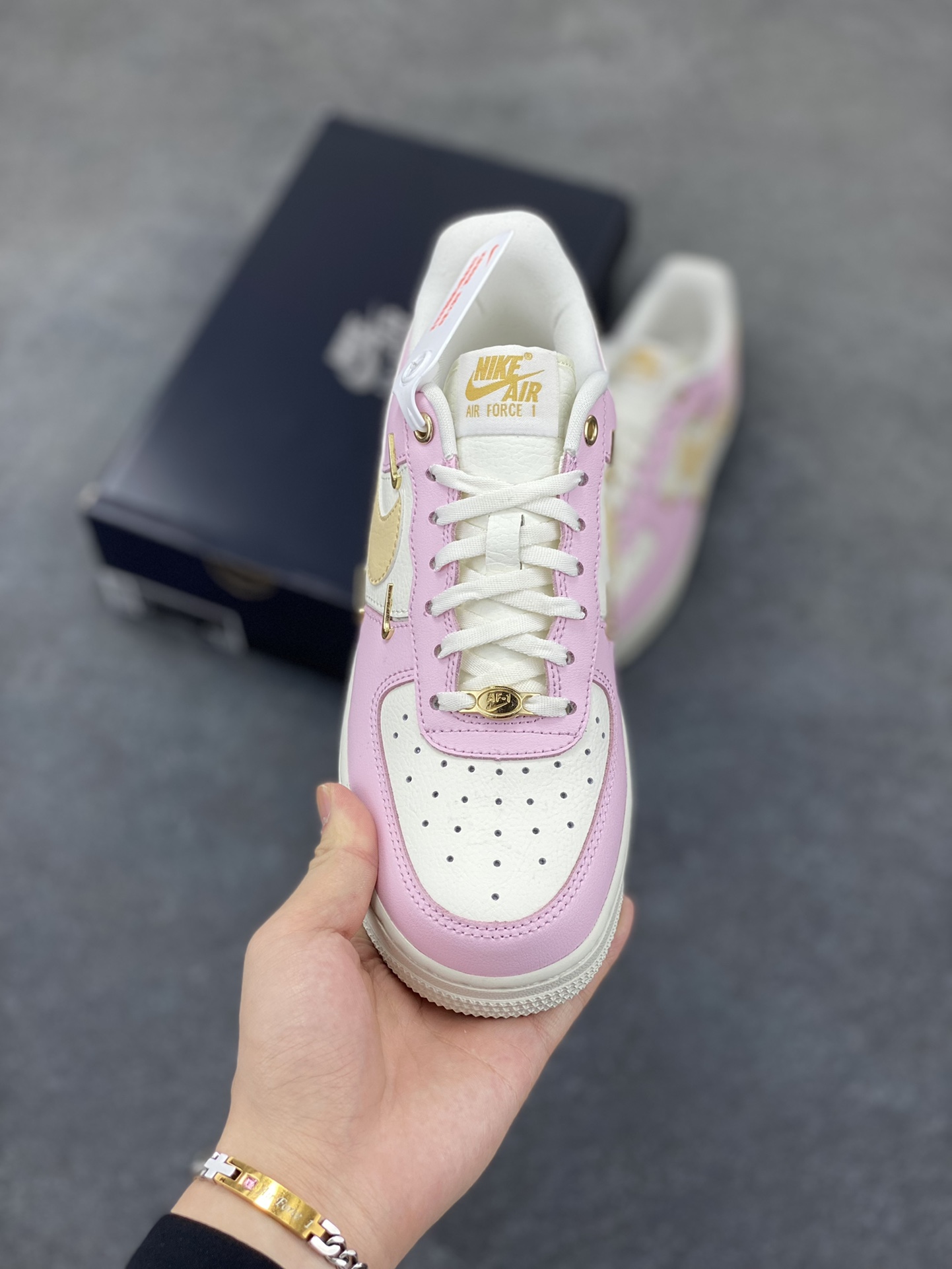 图片[2]-Air Force 1\’ 07 粉金 原楦头原纸板 打造纯正空军版型 专注外贸渠道 全掌内置蜂窝气垫 #原盒配件 原厂中底钢印、拉帮完美 货号：IB2574-600 尺码：35.5 36 36.5 37.5 38 38.5 39 40 40.5 41 42-选品中心