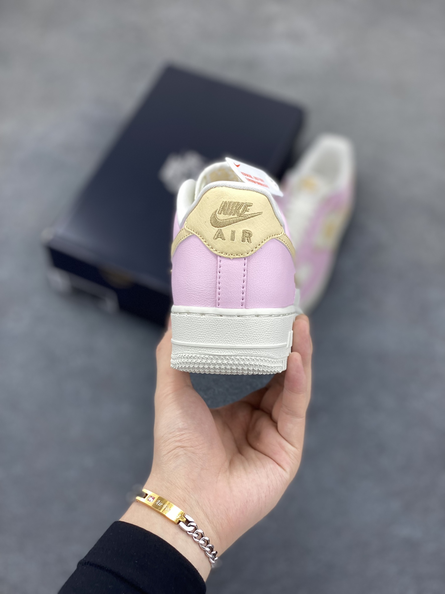 图片[4]-Air Force 1\’ 07 粉金 原楦头原纸板 打造纯正空军版型 专注外贸渠道 全掌内置蜂窝气垫 #原盒配件 原厂中底钢印、拉帮完美 货号：IB2574-600 尺码：35.5 36 36.5 37.5 38 38.5 39 40 40.5 41 42-选品中心