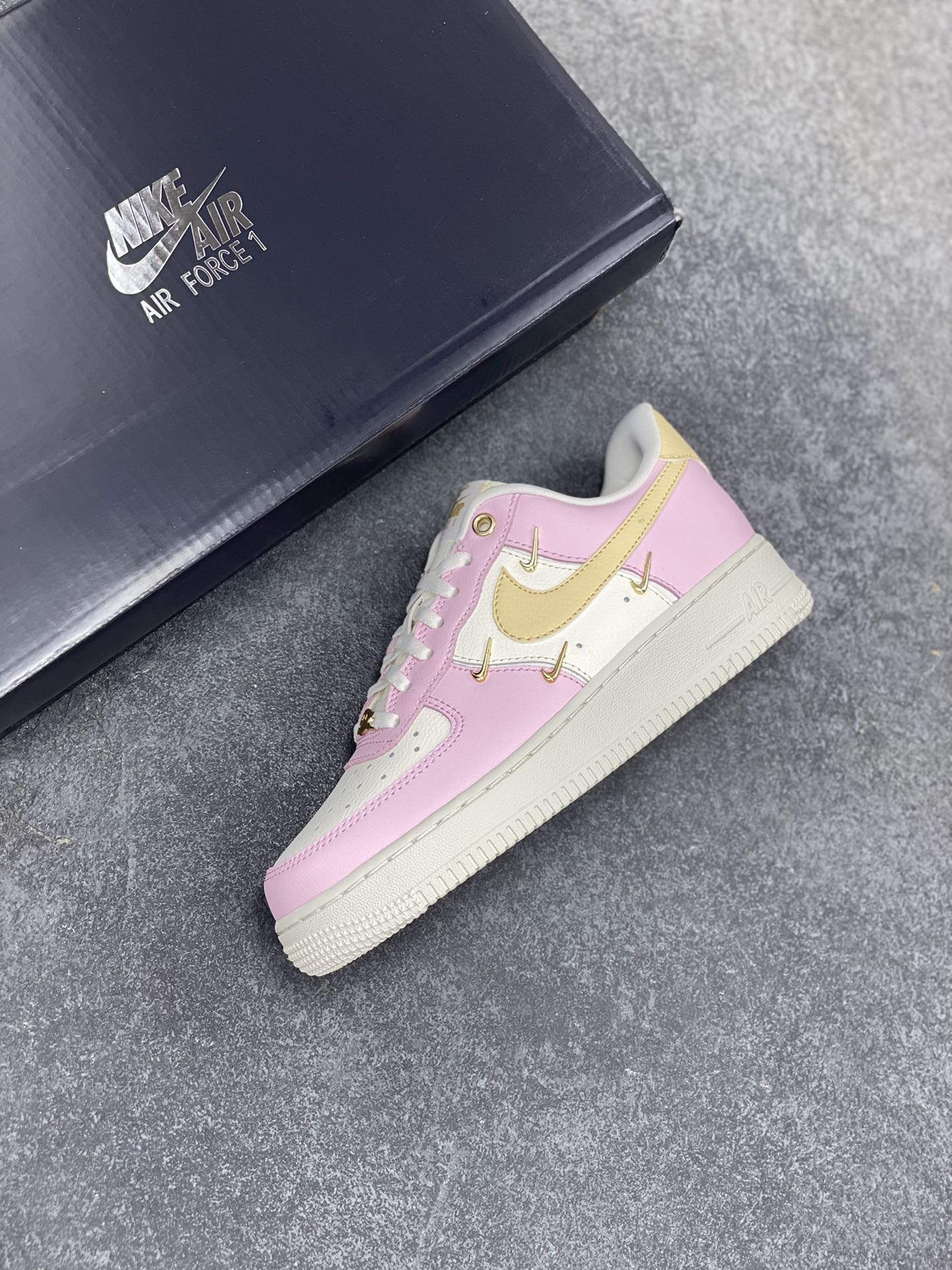 图片[7]-Air Force 1\’ 07 粉金 原楦头原纸板 打造纯正空军版型 专注外贸渠道 全掌内置蜂窝气垫 #原盒配件 原厂中底钢印、拉帮完美 货号：IB2574-600 尺码：35.5 36 36.5 37.5 38 38.5 39 40 40.5 41 42-选品中心