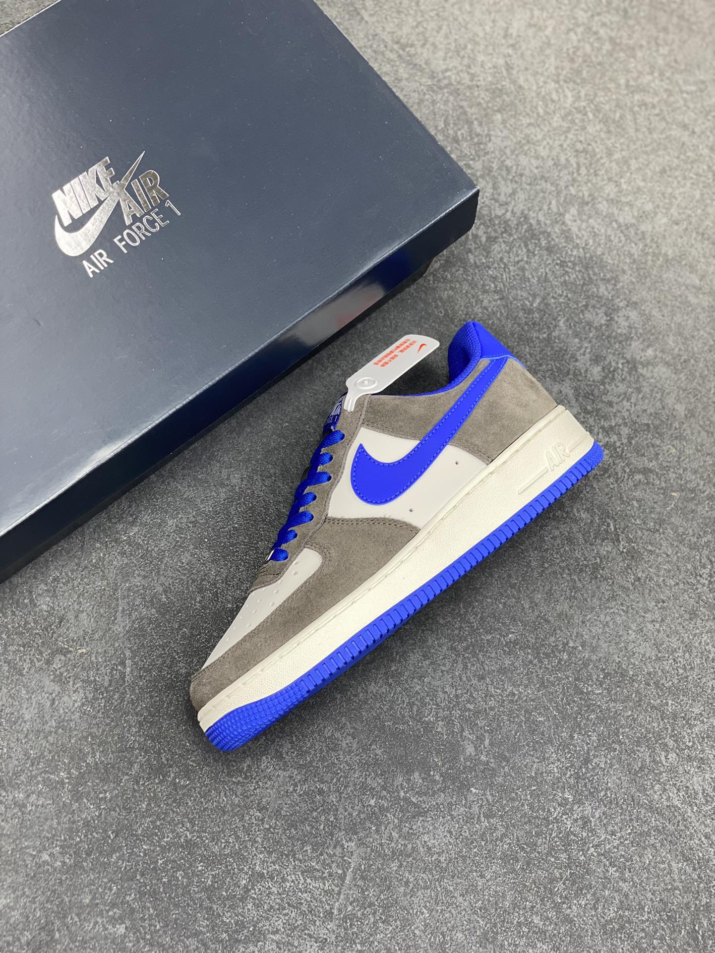 图片[7]-Nike Air Force 1 Low 灰白蓝 原楦头原纸板 打造纯正空军版型 专注外贸渠道 全掌内置蜂窝气垫 原盒配件 原厂中底钢印、拉帮完美 货号：FQ8714-200 尺码：36 36.5 37.5 38 38.5 39 40 40.5 41 42 42.5 43 44 44.5 45-选品中心