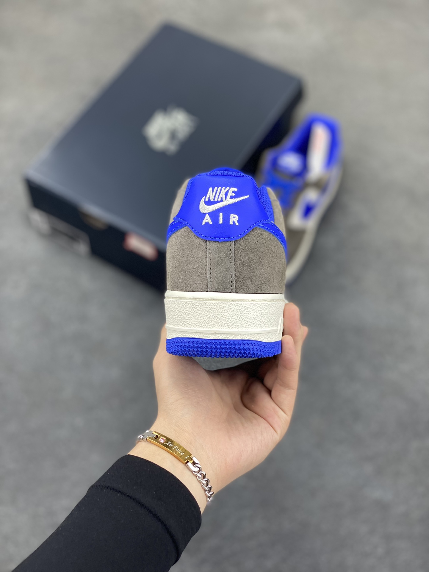 图片[4]-Nike Air Force 1 Low 灰白蓝 原楦头原纸板 打造纯正空军版型 专注外贸渠道 全掌内置蜂窝气垫 原盒配件 原厂中底钢印、拉帮完美 货号：FQ8714-200 尺码：36 36.5 37.5 38 38.5 39 40 40.5 41 42 42.5 43 44 44.5 45-选品中心