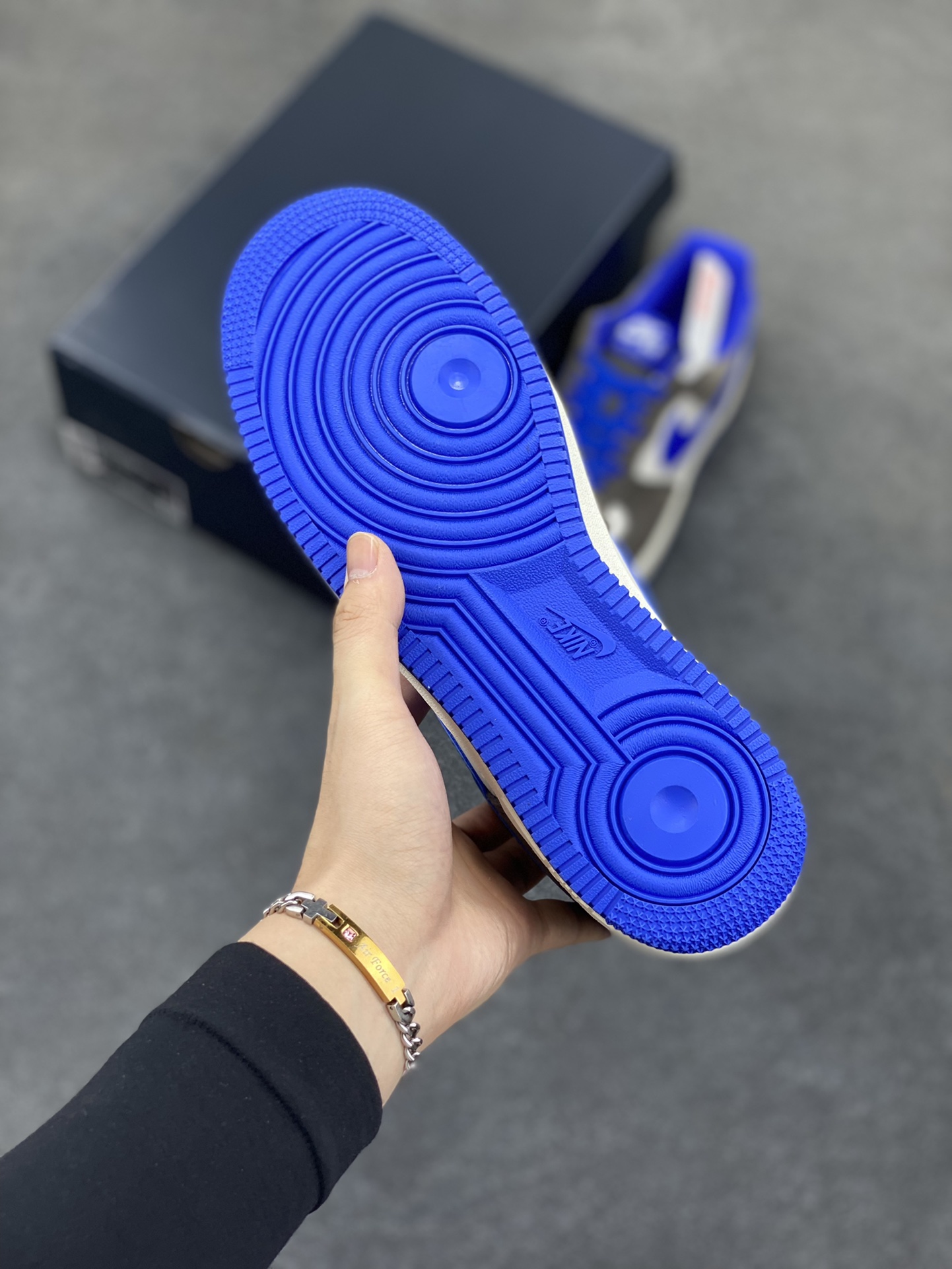 图片[5]-Nike Air Force 1 Low 灰白蓝 原楦头原纸板 打造纯正空军版型 专注外贸渠道 全掌内置蜂窝气垫 原盒配件 原厂中底钢印、拉帮完美 货号：FQ8714-200 尺码：36 36.5 37.5 38 38.5 39 40 40.5 41 42 42.5 43 44 44.5 45-选品中心