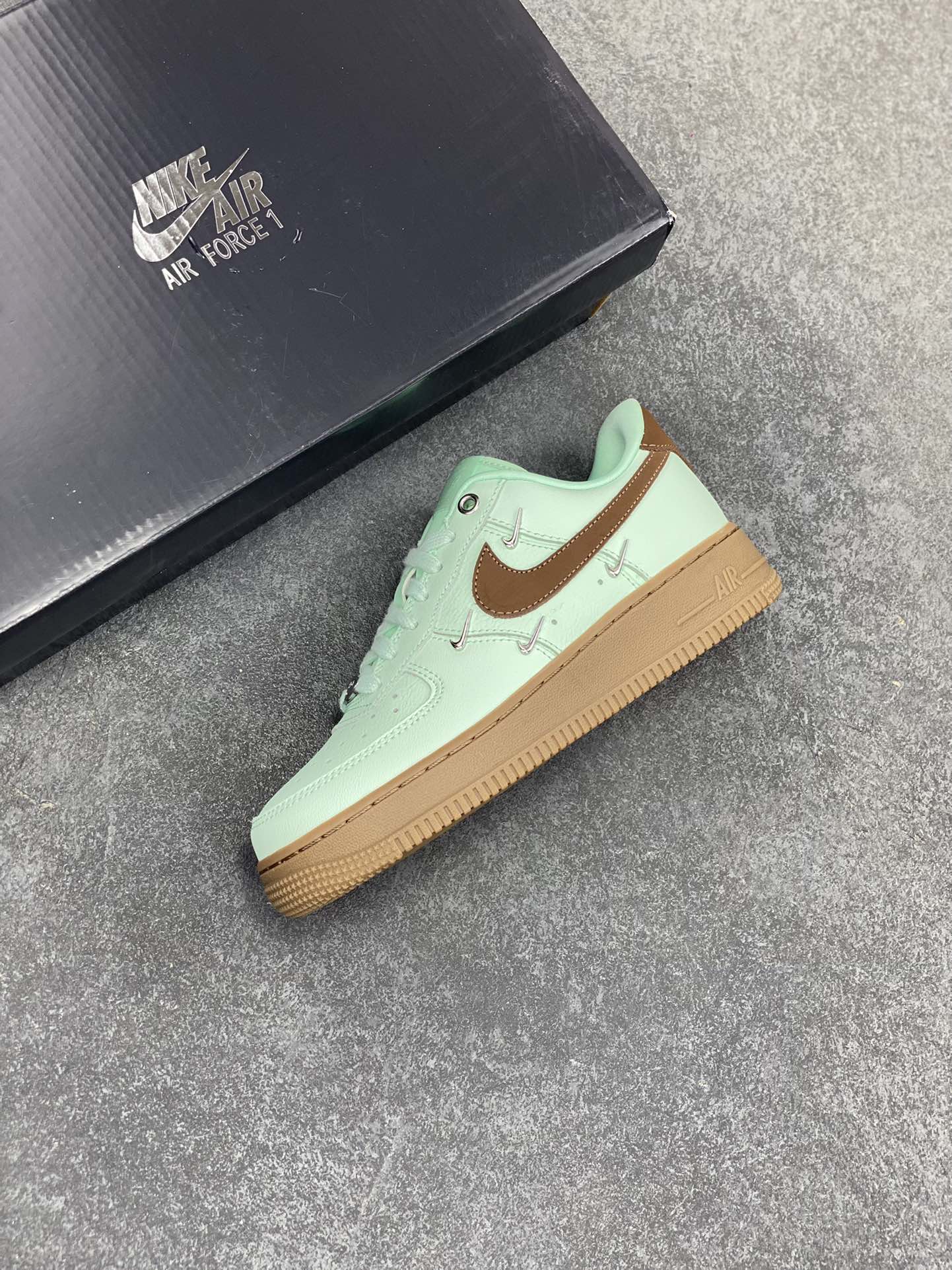 图片[7]-Nike Air Force 1 Low 07 蒂芙尼绿四铁钩 空军一号低帮运动休闲板鞋 原楦头原纸板 打造纯正低帮空军版型 专注外贸渠道 全掌内置蜂窝气垫 原盒配件 原厂中底钢印、拉帮完美 货号：IB8894-329 尺码：35.5 36 36.5 37.5 38 38.5 39 40 40.5 41 42-选品中心