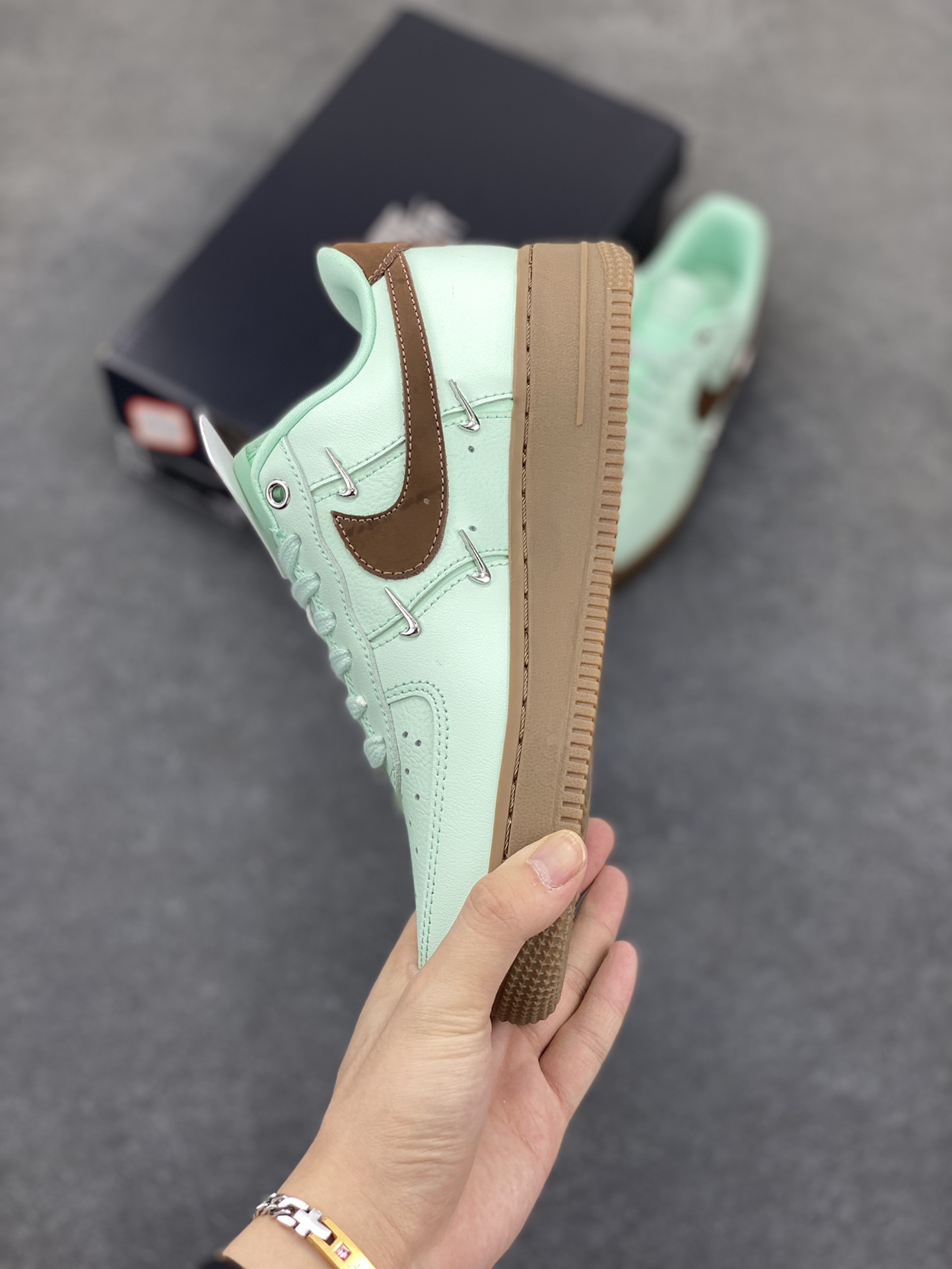 图片[3]-Nike Air Force 1 Low 07 蒂芙尼绿四铁钩 空军一号低帮运动休闲板鞋 原楦头原纸板 打造纯正低帮空军版型 专注外贸渠道 全掌内置蜂窝气垫 原盒配件 原厂中底钢印、拉帮完美 货号：IB8894-329 尺码：35.5 36 36.5 37.5 38 38.5 39 40 40.5 41 42-选品中心