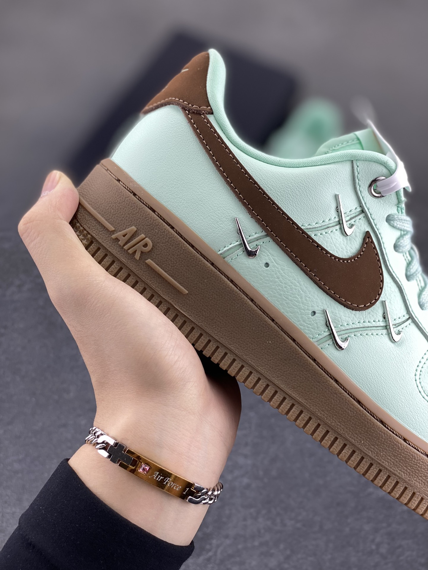 图片[6]-Nike Air Force 1 Low 07 蒂芙尼绿四铁钩 空军一号低帮运动休闲板鞋 原楦头原纸板 打造纯正低帮空军版型 专注外贸渠道 全掌内置蜂窝气垫 原盒配件 原厂中底钢印、拉帮完美 货号：IB8894-329 尺码：35.5 36 36.5 37.5 38 38.5 39 40 40.5 41 42-选品中心