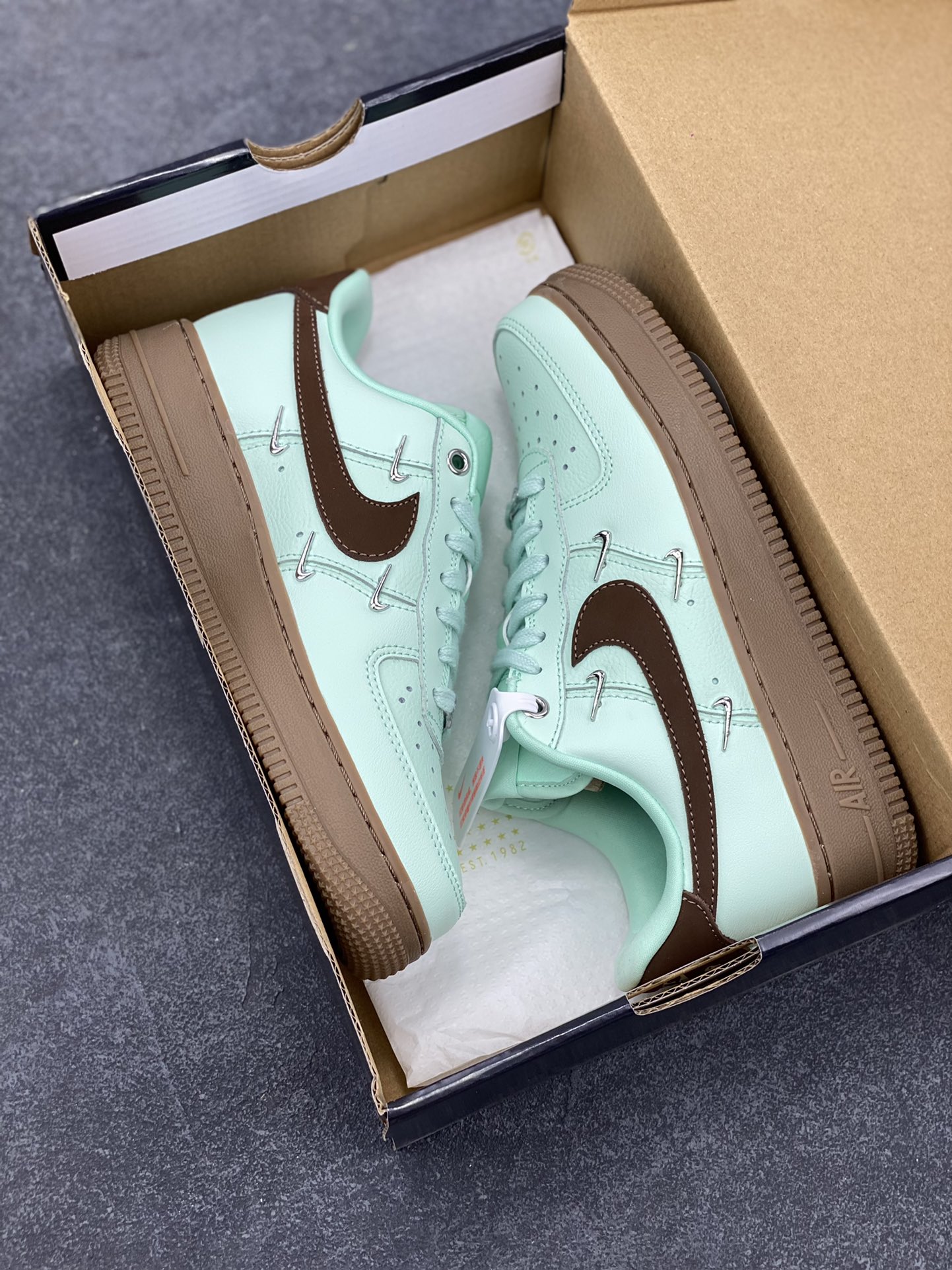 图片[9]-Nike Air Force 1 Low 07 蒂芙尼绿四铁钩 空军一号低帮运动休闲板鞋 原楦头原纸板 打造纯正低帮空军版型 专注外贸渠道 全掌内置蜂窝气垫 原盒配件 原厂中底钢印、拉帮完美 货号：IB8894-329 尺码：35.5 36 36.5 37.5 38 38.5 39 40 40.5 41 42-选品中心