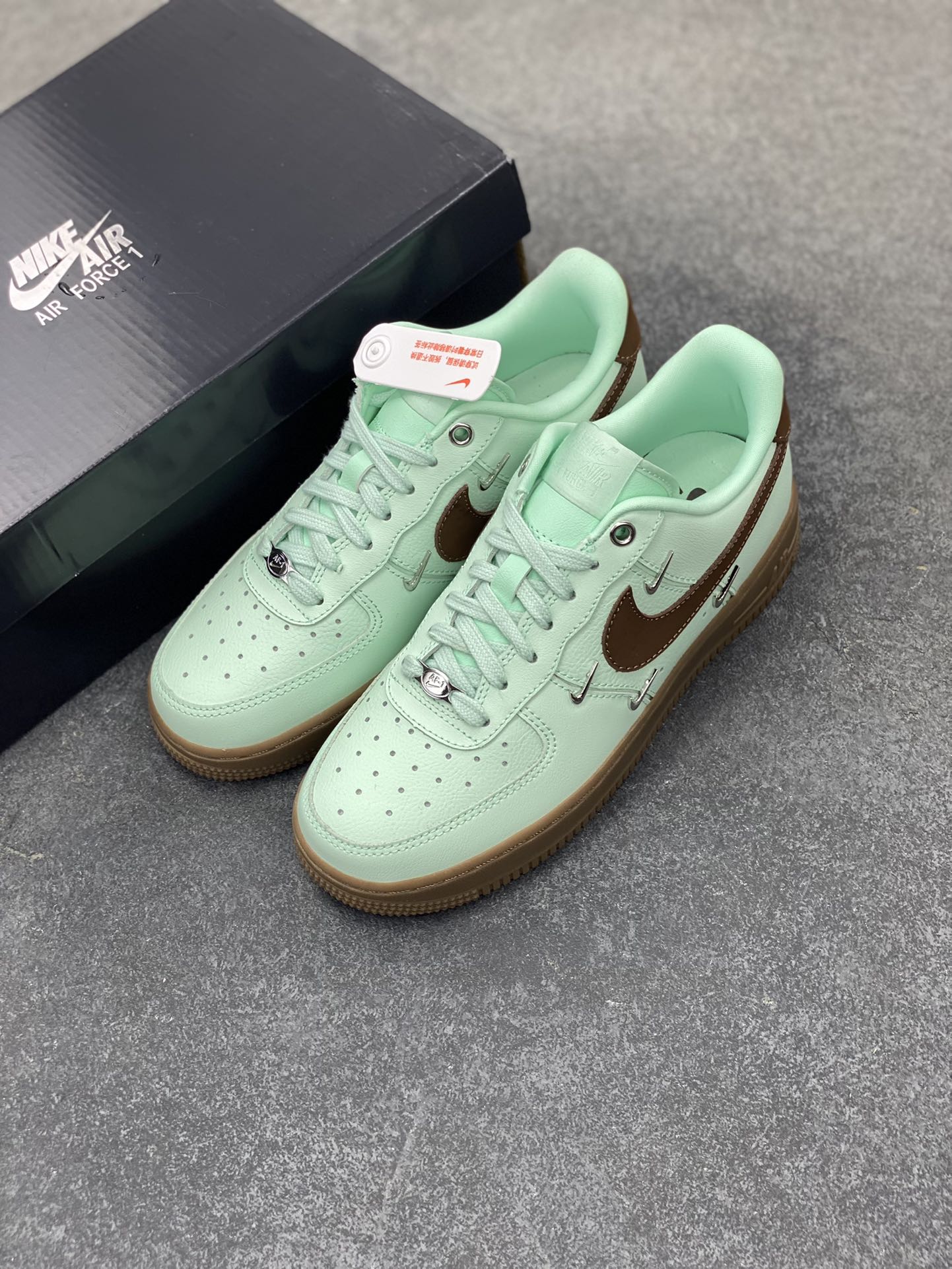 图片[8]-Nike Air Force 1 Low 07 蒂芙尼绿四铁钩 空军一号低帮运动休闲板鞋 原楦头原纸板 打造纯正低帮空军版型 专注外贸渠道 全掌内置蜂窝气垫 原盒配件 原厂中底钢印、拉帮完美 货号：IB8894-329 尺码：35.5 36 36.5 37.5 38 38.5 39 40 40.5 41 42-选品中心