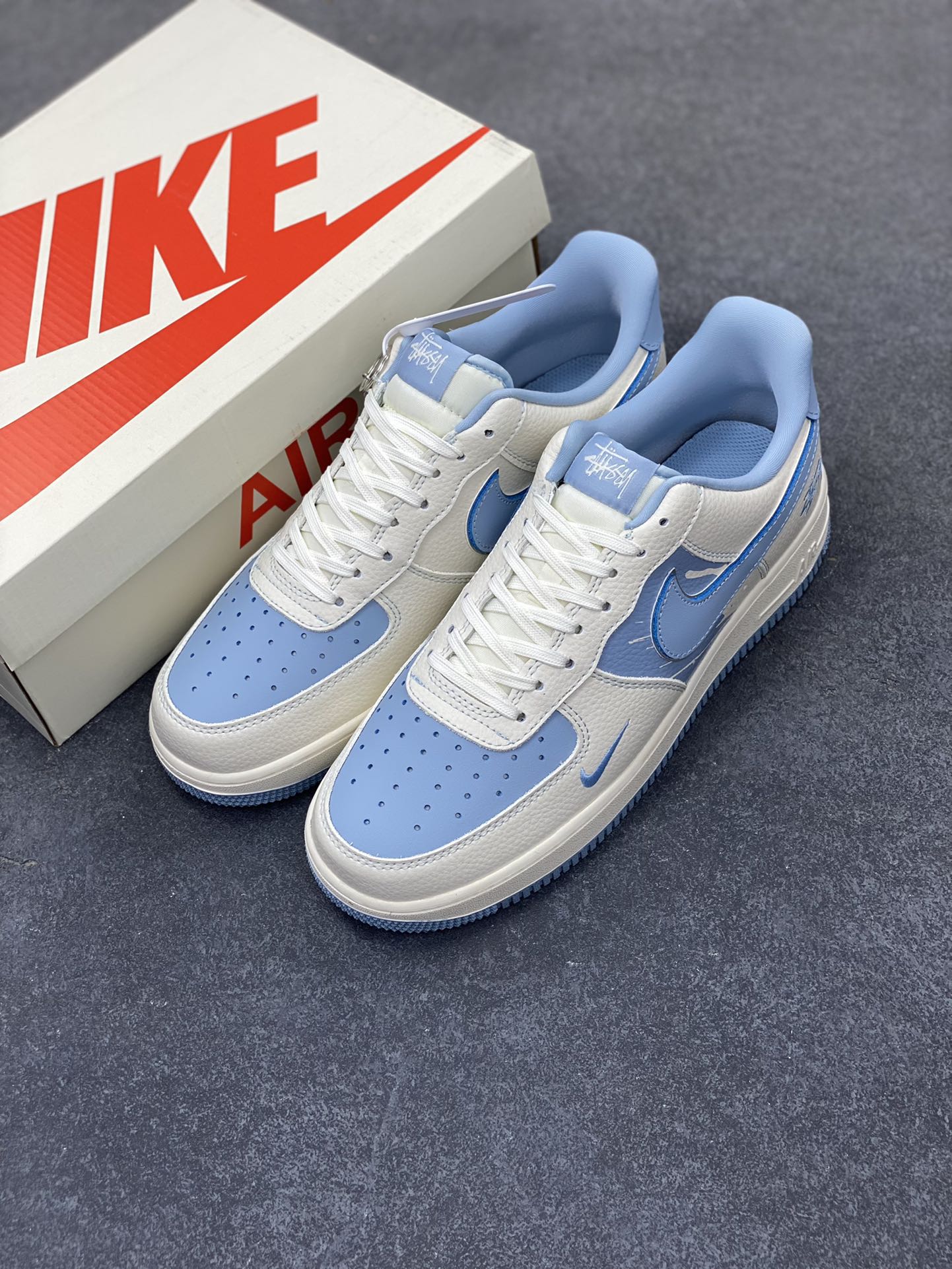 图片[8]-NIke Air Force 1 \’07 Low “斯图西联名——蓝涂鸦”空军一号 低帮 运动鞋 休闲鞋 折边针车 工艺难度大 原楦头原纸板 原装鞋盒 定制五金配件 内置全掌气垫 原厂鞋底 货号：KK1988-090 尺码：36 36.5 37.5 38 38.5 39 40 40.5 41 42 42.5 43 44 44.5 45-选品中心