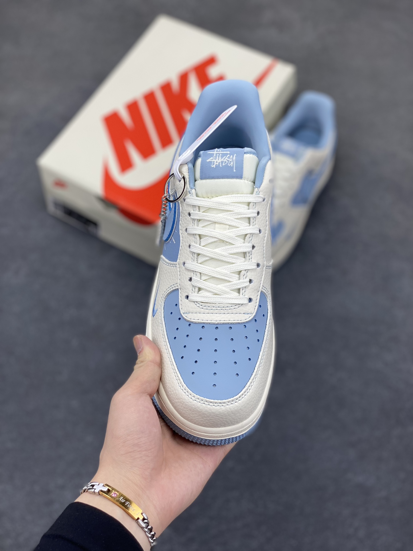 图片[2]-NIke Air Force 1 \’07 Low “斯图西联名——蓝涂鸦”空军一号 低帮 运动鞋 休闲鞋 折边针车 工艺难度大 原楦头原纸板 原装鞋盒 定制五金配件 内置全掌气垫 原厂鞋底 货号：KK1988-090 尺码：36 36.5 37.5 38 38.5 39 40 40.5 41 42 42.5 43 44 44.5 45-选品中心