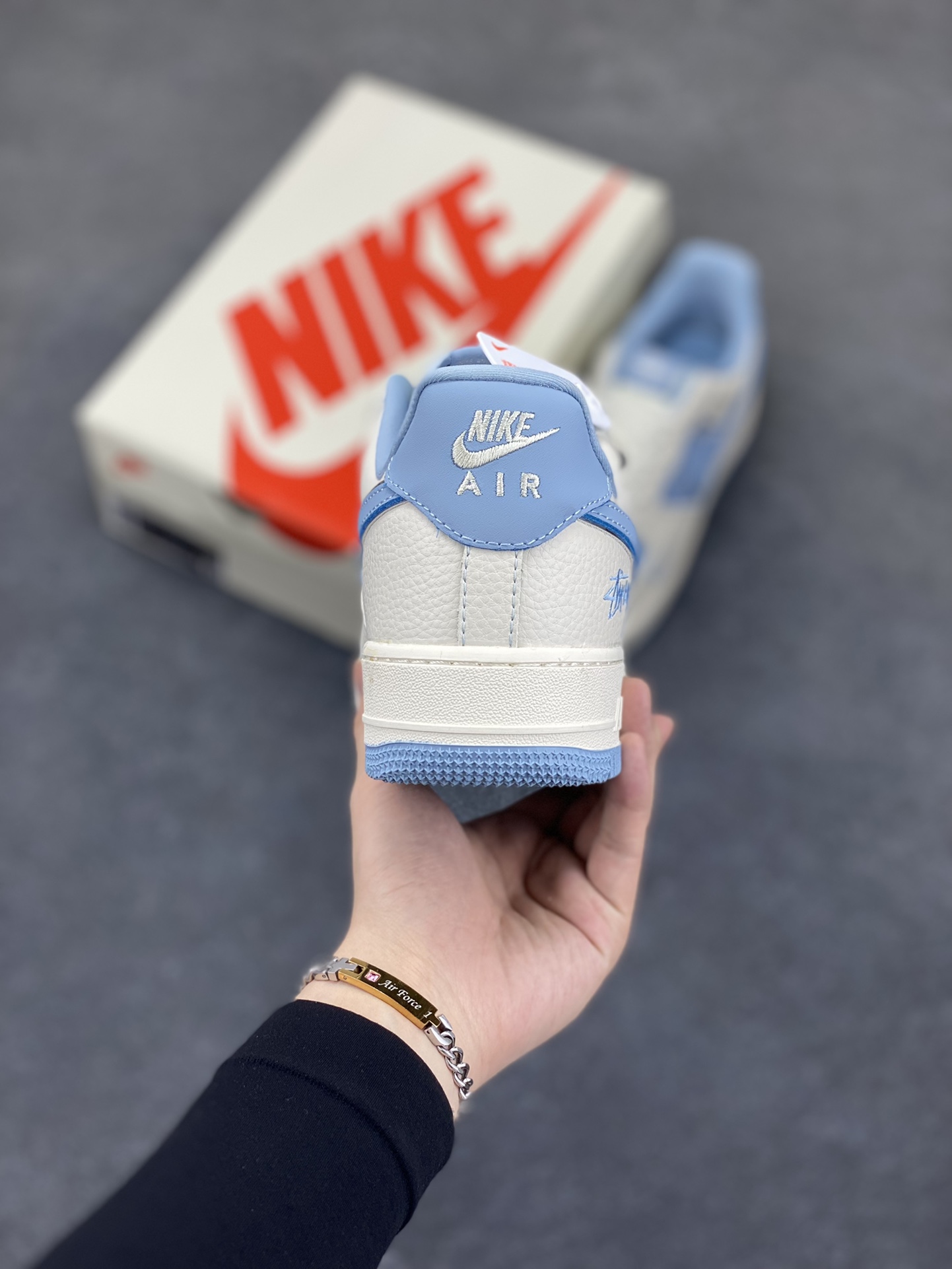 图片[4]-NIke Air Force 1 \’07 Low “斯图西联名——蓝涂鸦”空军一号 低帮 运动鞋 休闲鞋 折边针车 工艺难度大 原楦头原纸板 原装鞋盒 定制五金配件 内置全掌气垫 原厂鞋底 货号：KK1988-090 尺码：36 36.5 37.5 38 38.5 39 40 40.5 41 42 42.5 43 44 44.5 45-选品中心