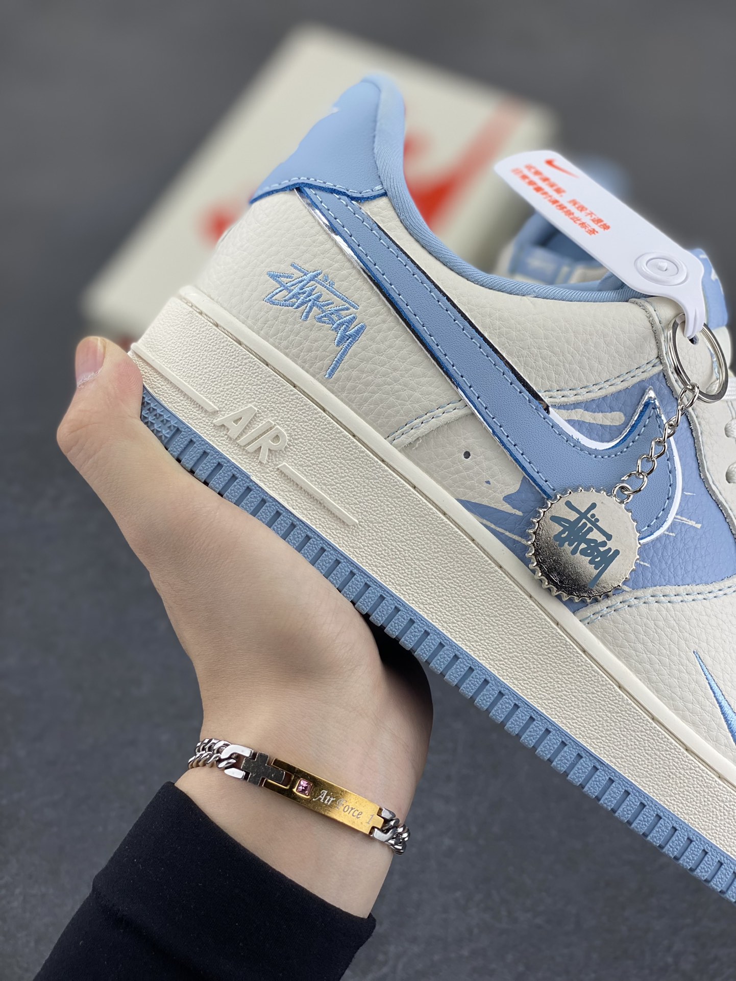 图片[6]-NIke Air Force 1 \’07 Low “斯图西联名——蓝涂鸦”空军一号 低帮 运动鞋 休闲鞋 折边针车 工艺难度大 原楦头原纸板 原装鞋盒 定制五金配件 内置全掌气垫 原厂鞋底 货号：KK1988-090 尺码：36 36.5 37.5 38 38.5 39 40 40.5 41 42 42.5 43 44 44.5 45-选品中心