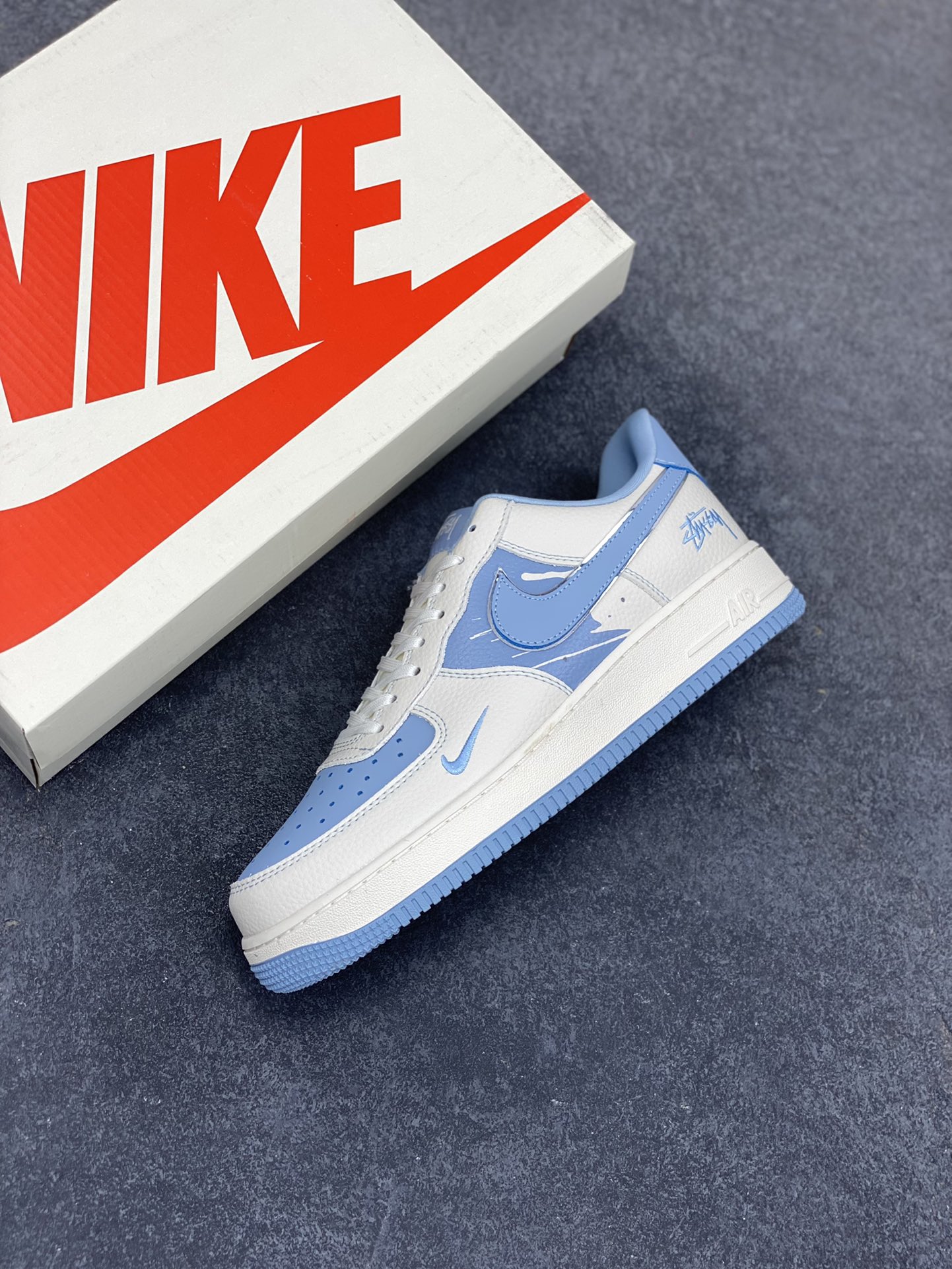 图片[7]-NIke Air Force 1 \’07 Low “斯图西联名——蓝涂鸦”空军一号 低帮 运动鞋 休闲鞋 折边针车 工艺难度大 原楦头原纸板 原装鞋盒 定制五金配件 内置全掌气垫 原厂鞋底 货号：KK1988-090 尺码：36 36.5 37.5 38 38.5 39 40 40.5 41 42 42.5 43 44 44.5 45-选品中心