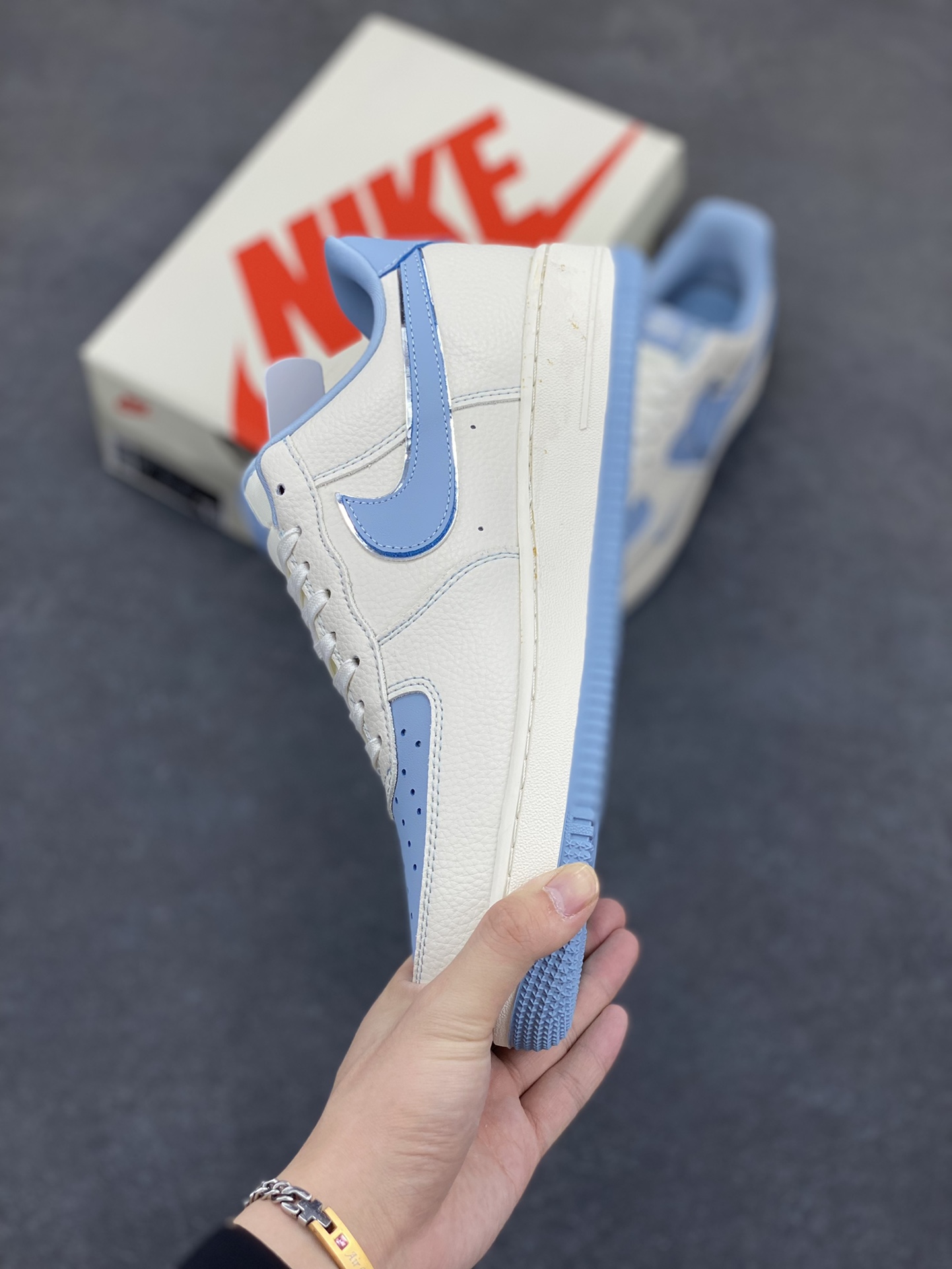 图片[3]-NIke Air Force 1 \’07 Low “斯图西联名——蓝涂鸦”空军一号 低帮 运动鞋 休闲鞋 折边针车 工艺难度大 原楦头原纸板 原装鞋盒 定制五金配件 内置全掌气垫 原厂鞋底 货号：KK1988-090 尺码：36 36.5 37.5 38 38.5 39 40 40.5 41 42 42.5 43 44 44.5 45-选品中心