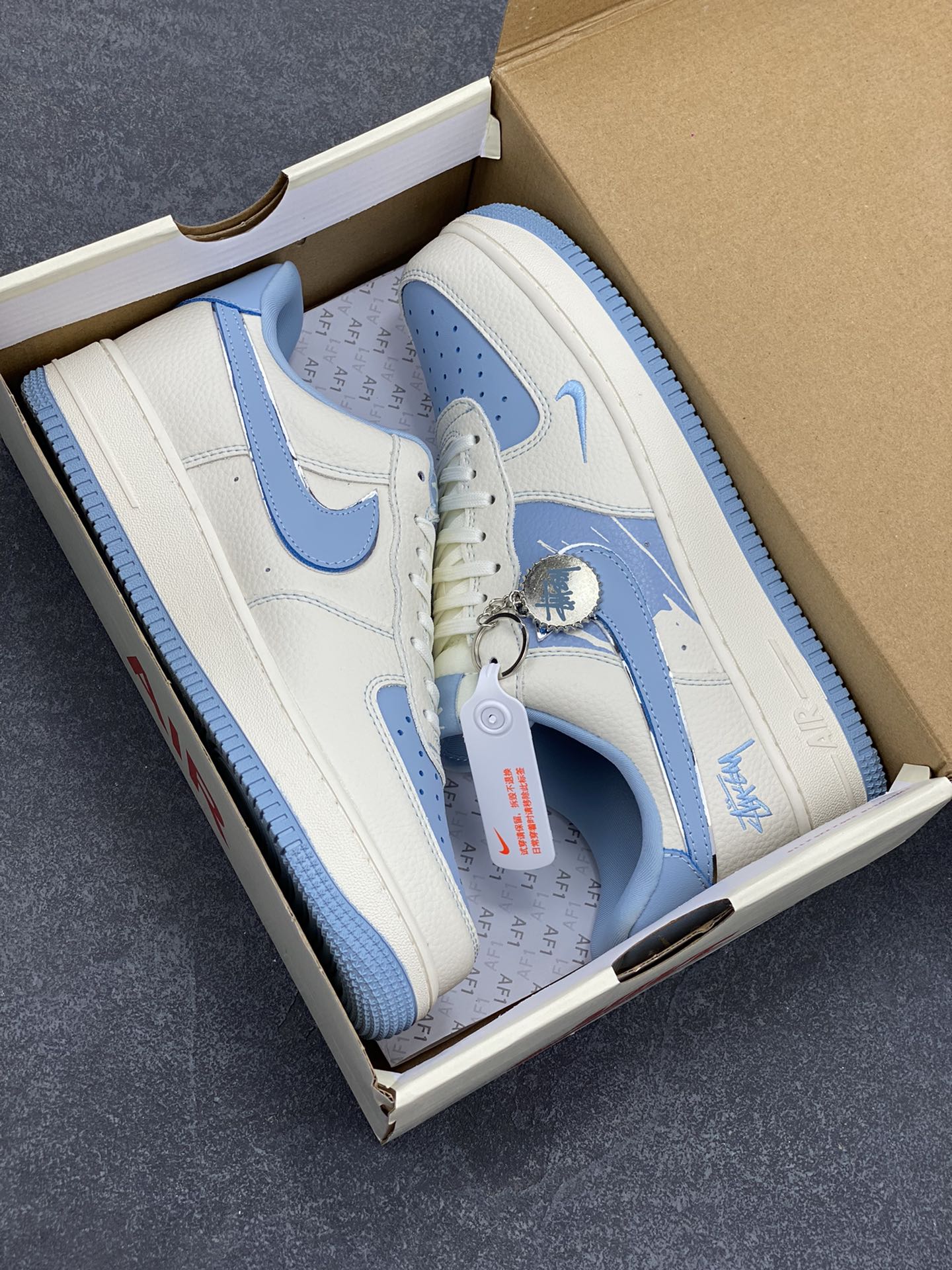 图片[9]-NIke Air Force 1 \’07 Low “斯图西联名——蓝涂鸦”空军一号 低帮 运动鞋 休闲鞋 折边针车 工艺难度大 原楦头原纸板 原装鞋盒 定制五金配件 内置全掌气垫 原厂鞋底 货号：KK1988-090 尺码：36 36.5 37.5 38 38.5 39 40 40.5 41 42 42.5 43 44 44.5 45-选品中心