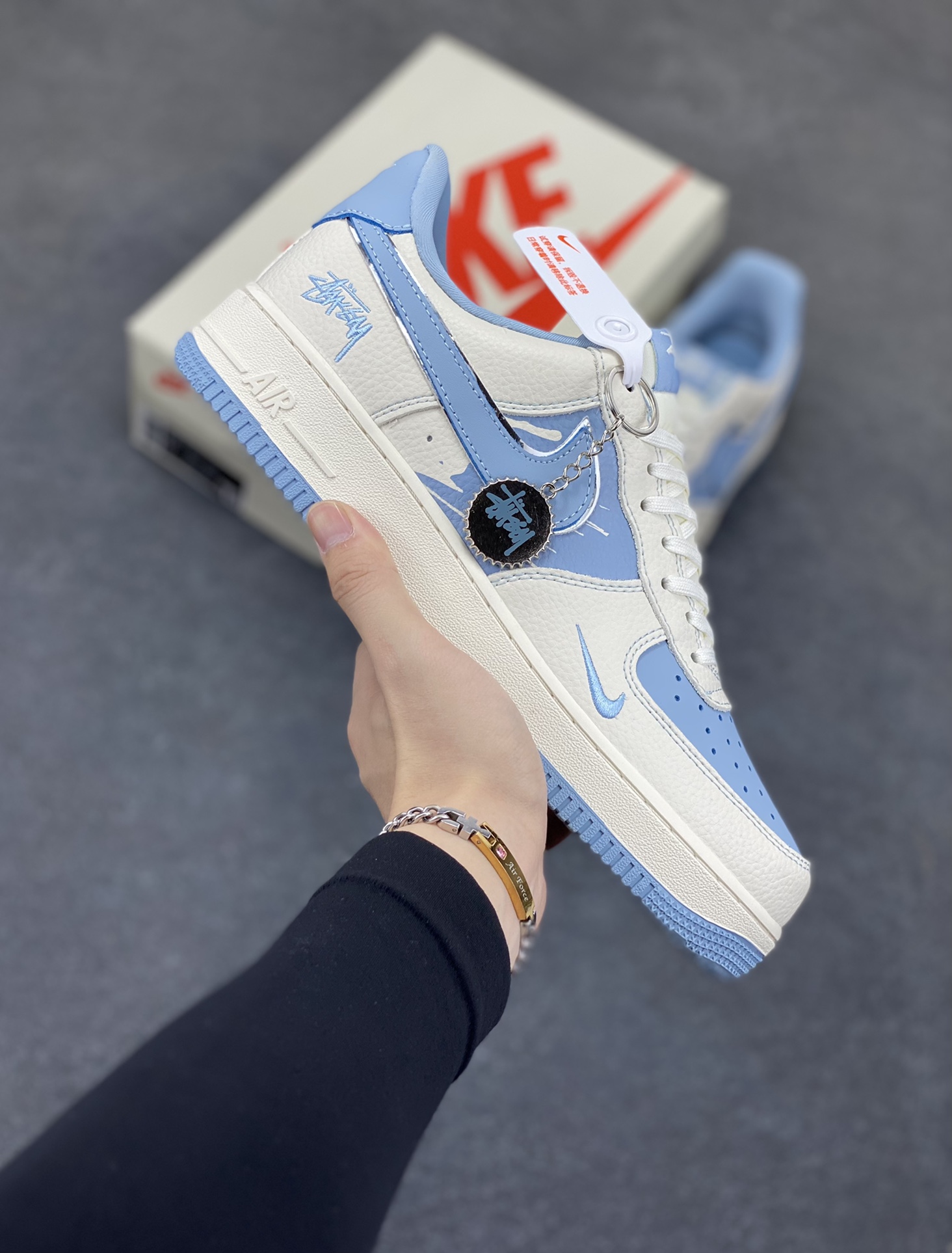 NIke Air Force 1 \'07 Low “斯图西联名——蓝涂鸦”空军一号 低帮 运动鞋 休闲鞋 折边针车 工艺难度大 原楦头原纸板 原装鞋盒 定制五金配件 内置全掌气垫 原厂鞋底 货号：KK1988-090 尺码：36 36.5 37.5 38 38.5 39 40 40.5 41 42 42.5 43 44 44.5 45-选品中心