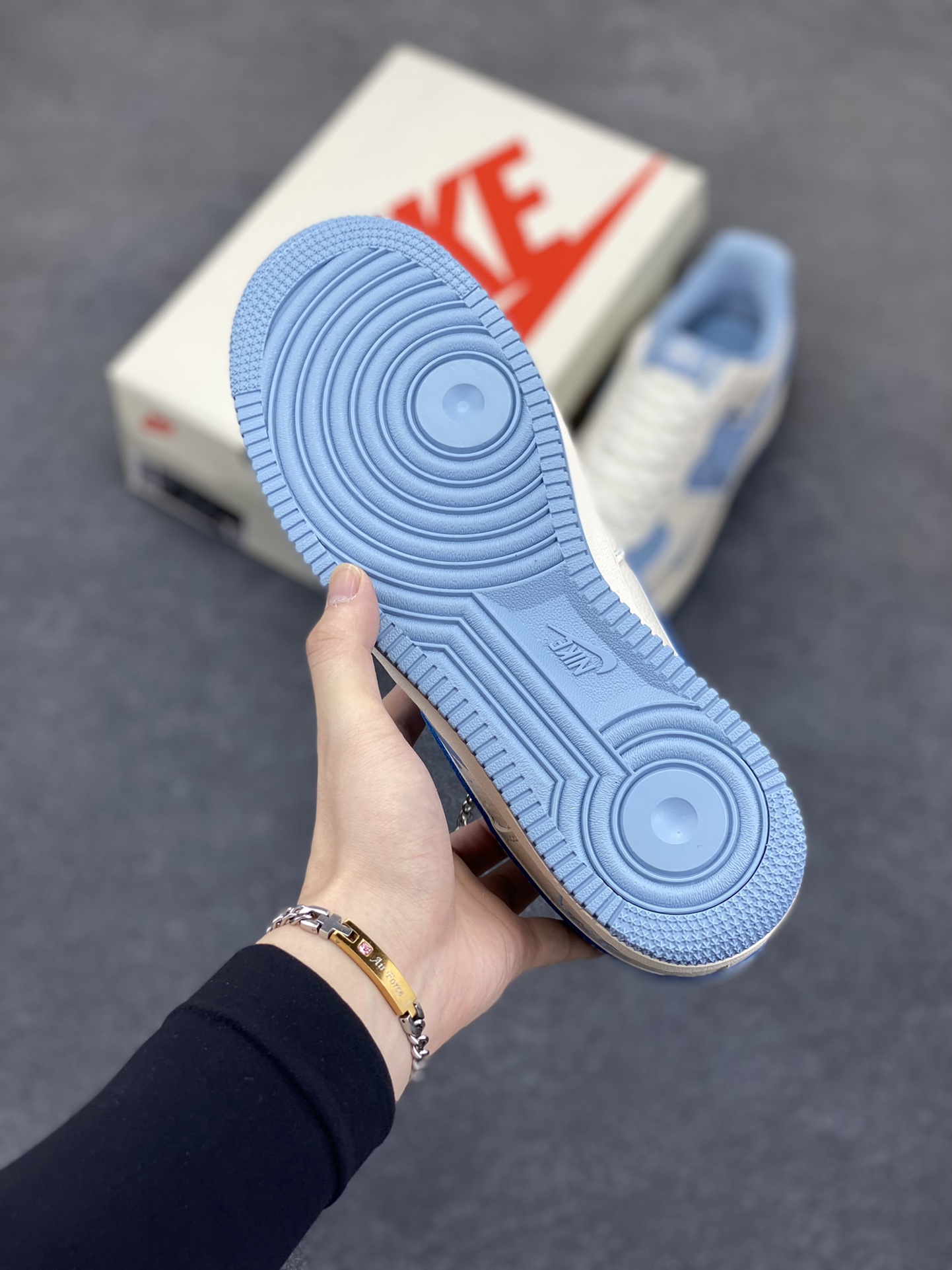 图片[5]-NIke Air Force 1 \’07 Low “斯图西联名——蓝涂鸦”空军一号 低帮 运动鞋 休闲鞋 折边针车 工艺难度大 原楦头原纸板 原装鞋盒 定制五金配件 内置全掌气垫 原厂鞋底 货号：KK1988-090 尺码：36 36.5 37.5 38 38.5 39 40 40.5 41 42 42.5 43 44 44.5 45-选品中心