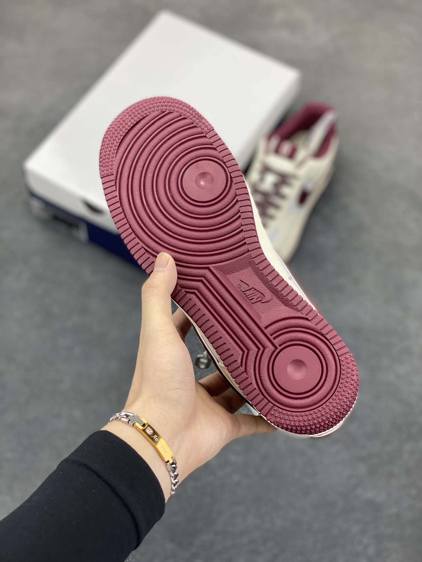 图片[5]-NIke Air Force 1 \’07 Low “问界联名——红M9”空军一号 低帮 运动鞋 休闲鞋 折边针车 工艺难度大 原楦头原纸板 原装鞋盒 定制五金配件 内置全掌气垫 原厂鞋底 货号：XS1958-610 尺码：36 36.5 37.5 38 38.5 39 40 40.5 41 42 42.5 43 44 44.5 45-选品中心