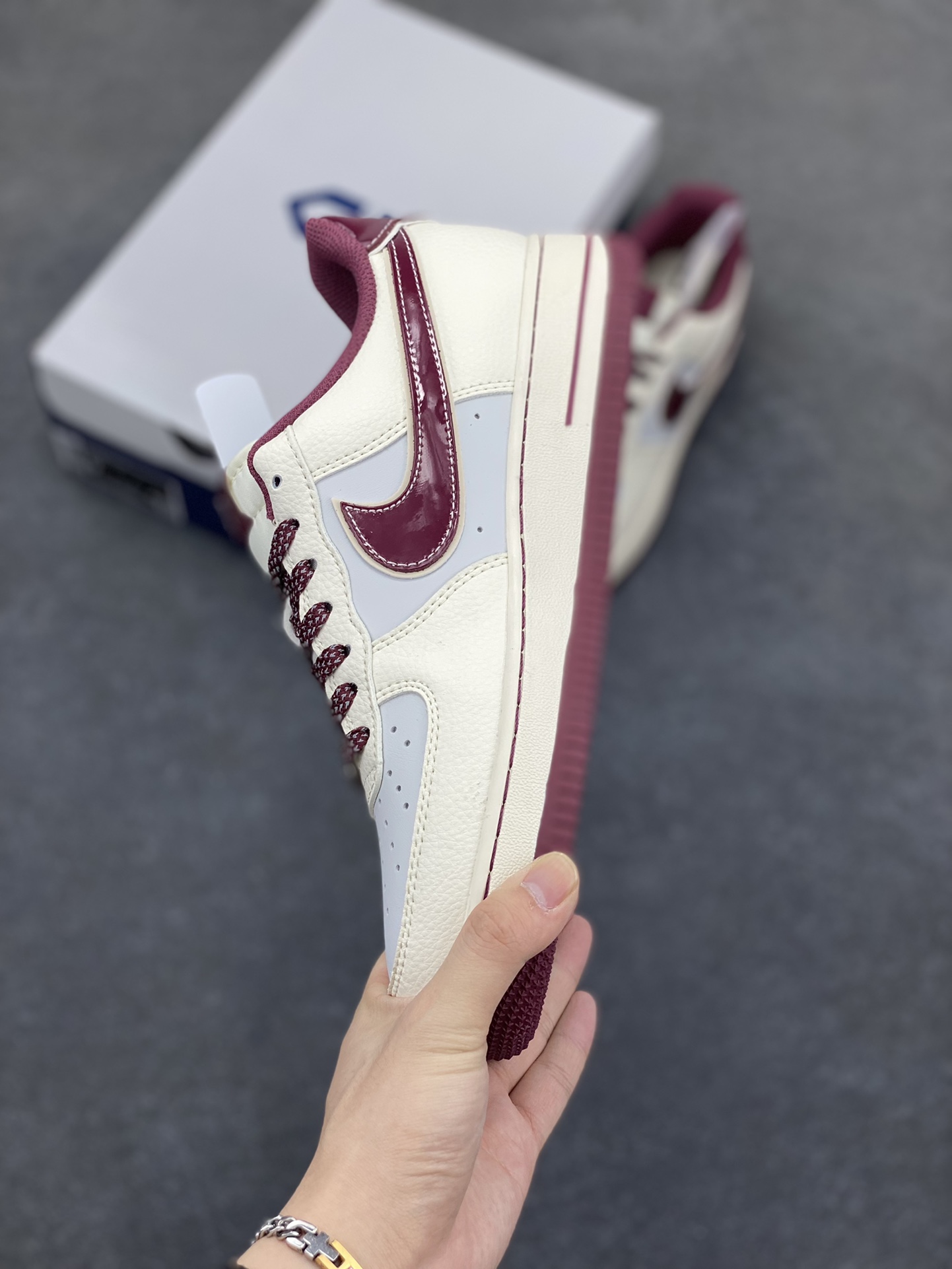 图片[3]-NIke Air Force 1 \’07 Low “问界联名——红M9”空军一号 低帮 运动鞋 休闲鞋 折边针车 工艺难度大 原楦头原纸板 原装鞋盒 定制五金配件 内置全掌气垫 原厂鞋底 货号：XS1958-610 尺码：36 36.5 37.5 38 38.5 39 40 40.5 41 42 42.5 43 44 44.5 45-选品中心