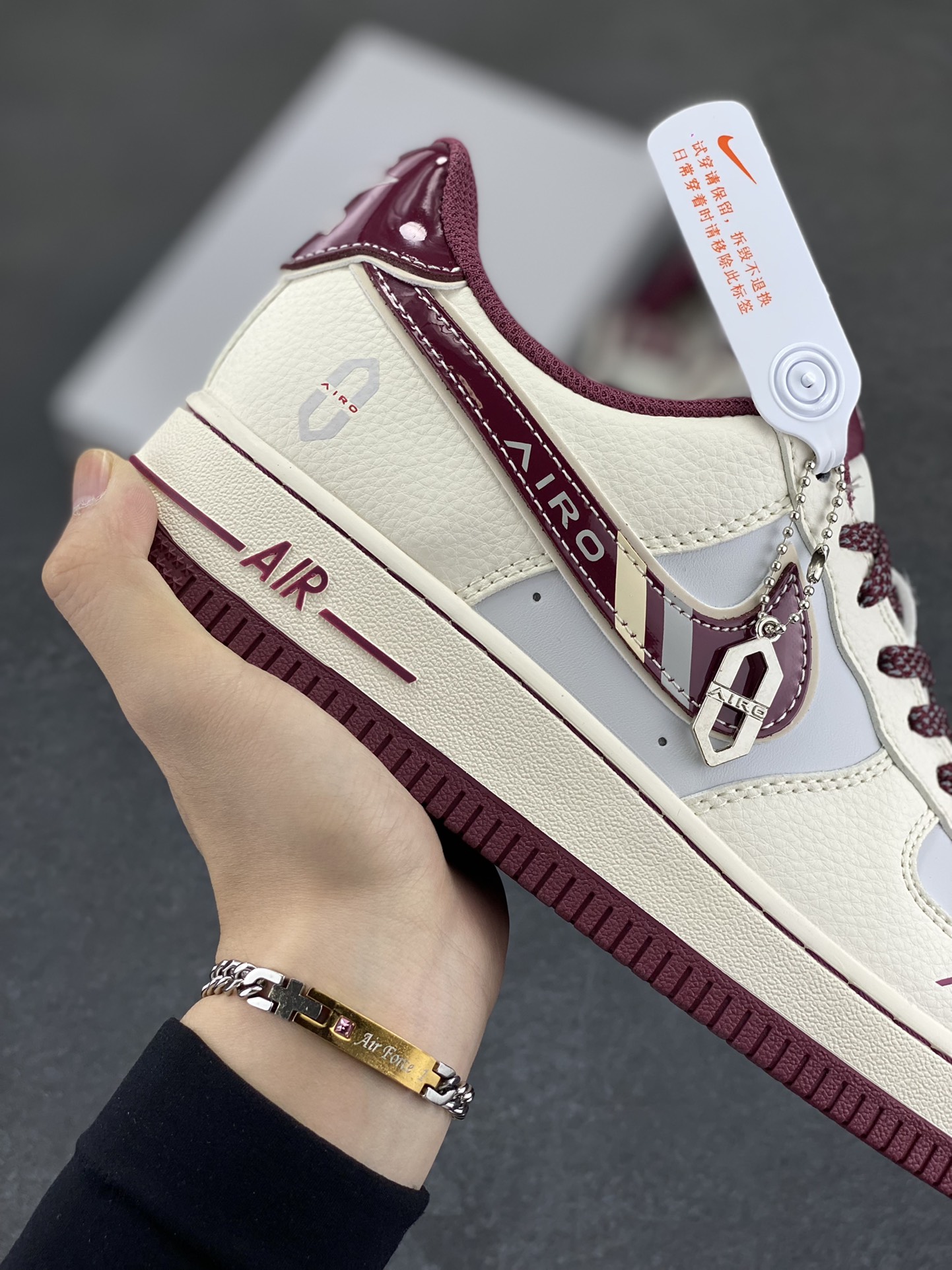 图片[6]-NIke Air Force 1 \’07 Low “问界联名——红M9”空军一号 低帮 运动鞋 休闲鞋 折边针车 工艺难度大 原楦头原纸板 原装鞋盒 定制五金配件 内置全掌气垫 原厂鞋底 货号：XS1958-610 尺码：36 36.5 37.5 38 38.5 39 40 40.5 41 42 42.5 43 44 44.5 45-选品中心