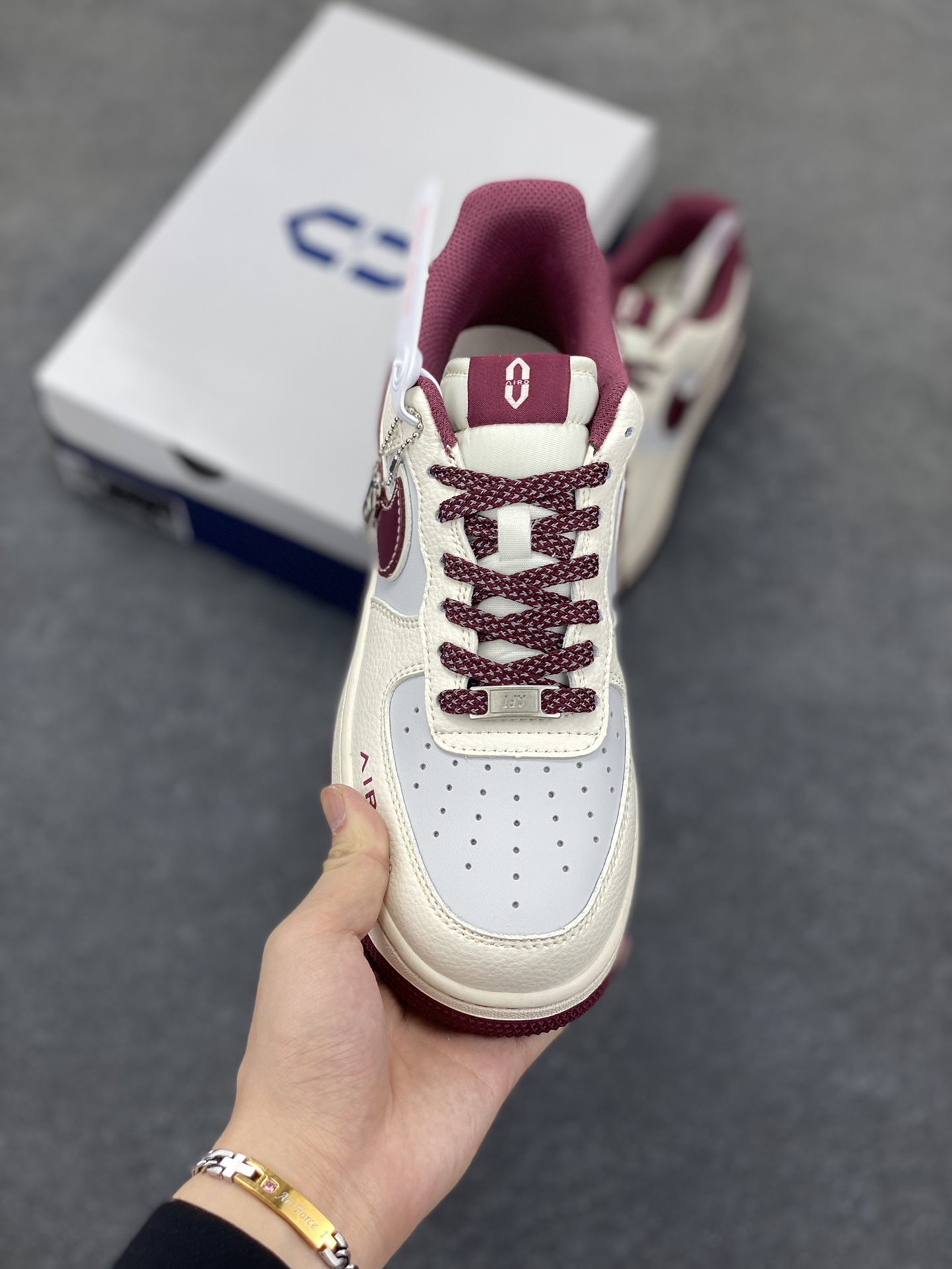 图片[2]-NIke Air Force 1 \’07 Low “问界联名——红M9”空军一号 低帮 运动鞋 休闲鞋 折边针车 工艺难度大 原楦头原纸板 原装鞋盒 定制五金配件 内置全掌气垫 原厂鞋底 货号：XS1958-610 尺码：36 36.5 37.5 38 38.5 39 40 40.5 41 42 42.5 43 44 44.5 45-选品中心