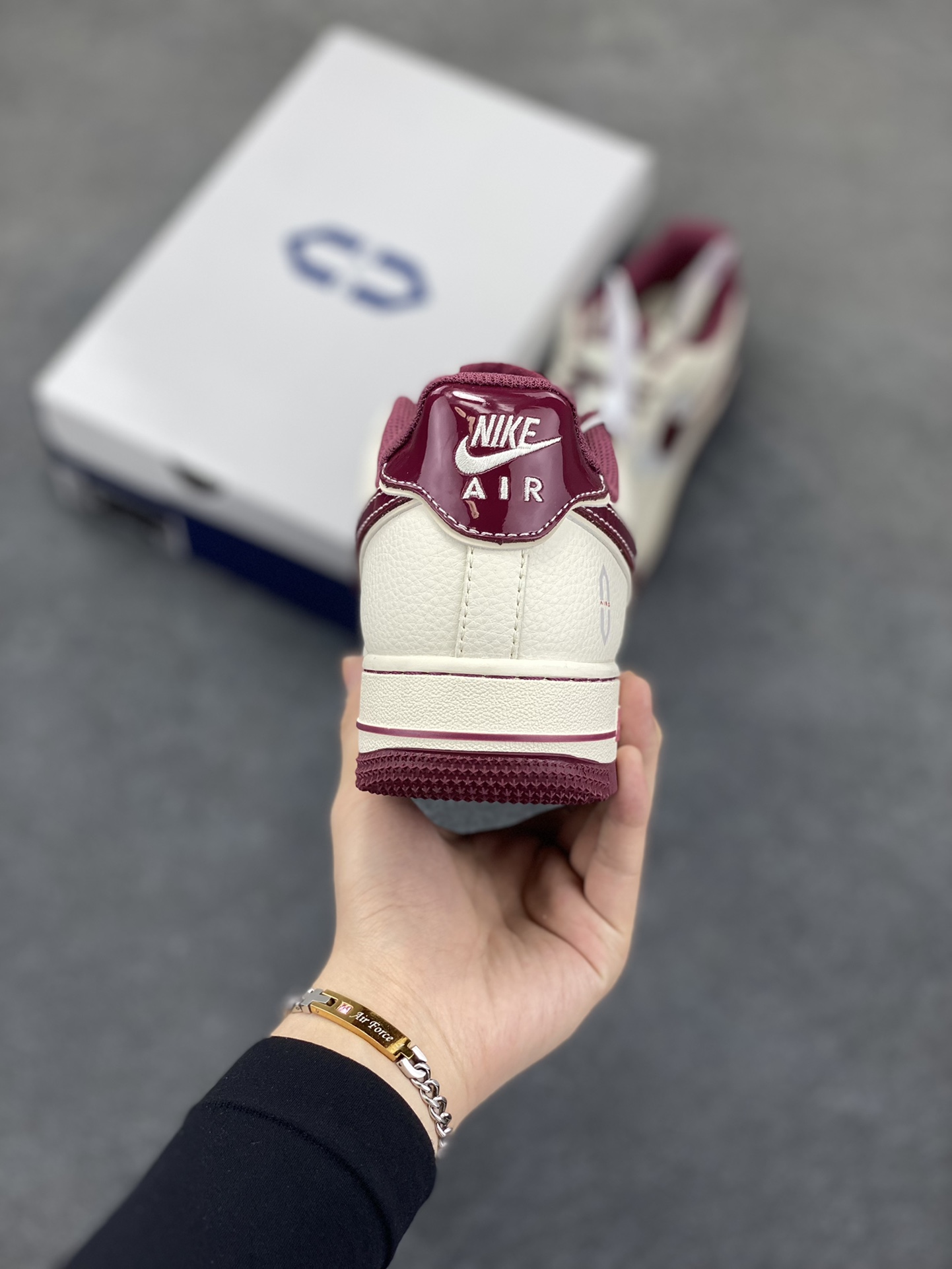 图片[4]-NIke Air Force 1 \’07 Low “问界联名——红M9”空军一号 低帮 运动鞋 休闲鞋 折边针车 工艺难度大 原楦头原纸板 原装鞋盒 定制五金配件 内置全掌气垫 原厂鞋底 货号：XS1958-610 尺码：36 36.5 37.5 38 38.5 39 40 40.5 41 42 42.5 43 44 44.5 45-选品中心