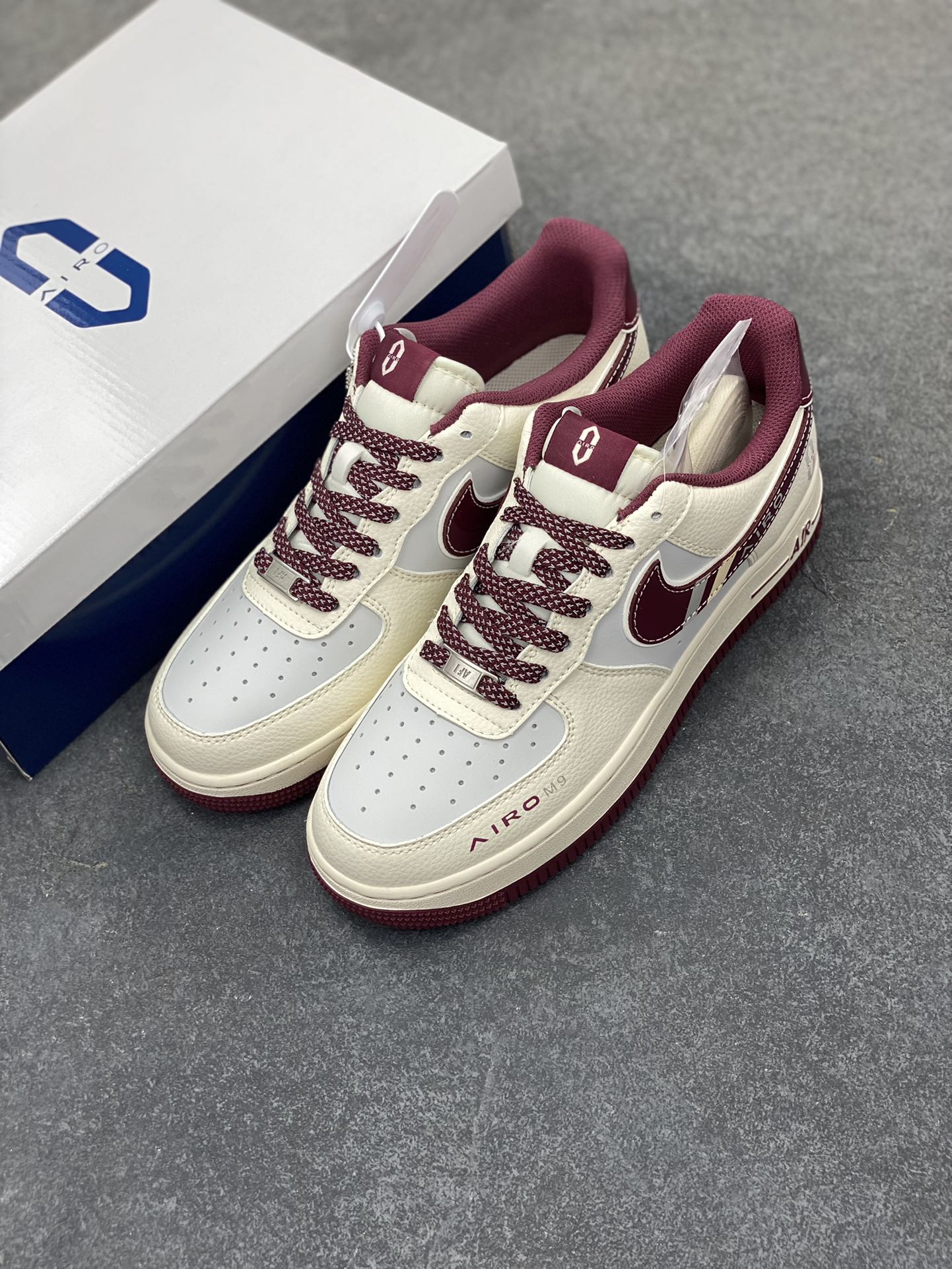 图片[8]-NIke Air Force 1 \’07 Low “问界联名——红M9”空军一号 低帮 运动鞋 休闲鞋 折边针车 工艺难度大 原楦头原纸板 原装鞋盒 定制五金配件 内置全掌气垫 原厂鞋底 货号：XS1958-610 尺码：36 36.5 37.5 38 38.5 39 40 40.5 41 42 42.5 43 44 44.5 45-选品中心