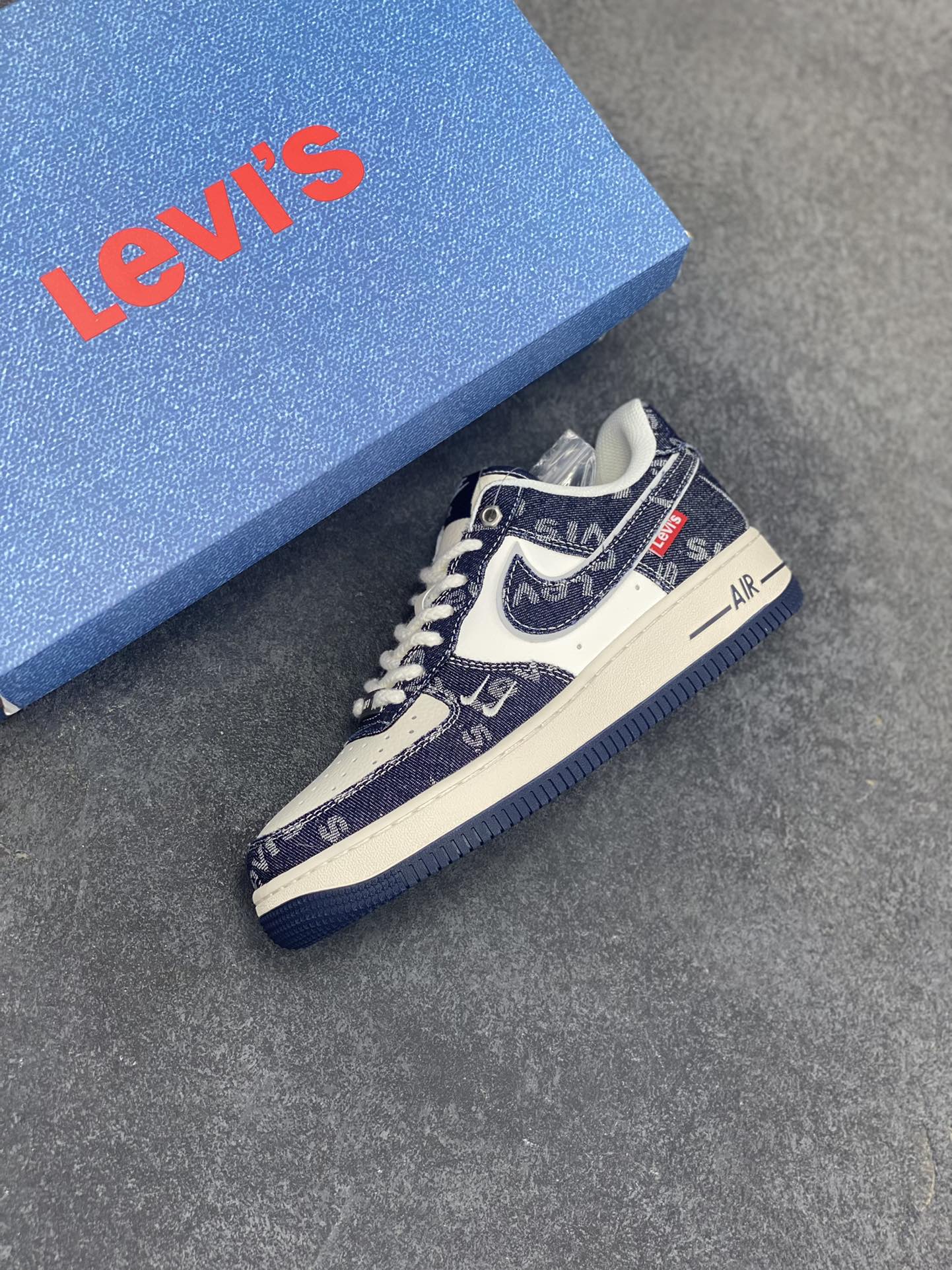 图片[7]-福利特价 NIke Air Force 1 \’07 Low “李维斯联名——深蓝牛仔”空军一号 低帮 运动鞋 休闲鞋 折边针车 工艺难度大 原楦头原纸板 原装鞋盒 定制五金配件 内置全掌气垫 原厂鞋底 货号：SJ6698-002 尺码：36 36.5 37.5 38 38.5 39 40 40.5 41 42 42.5 43 44 44.5 45-选品中心