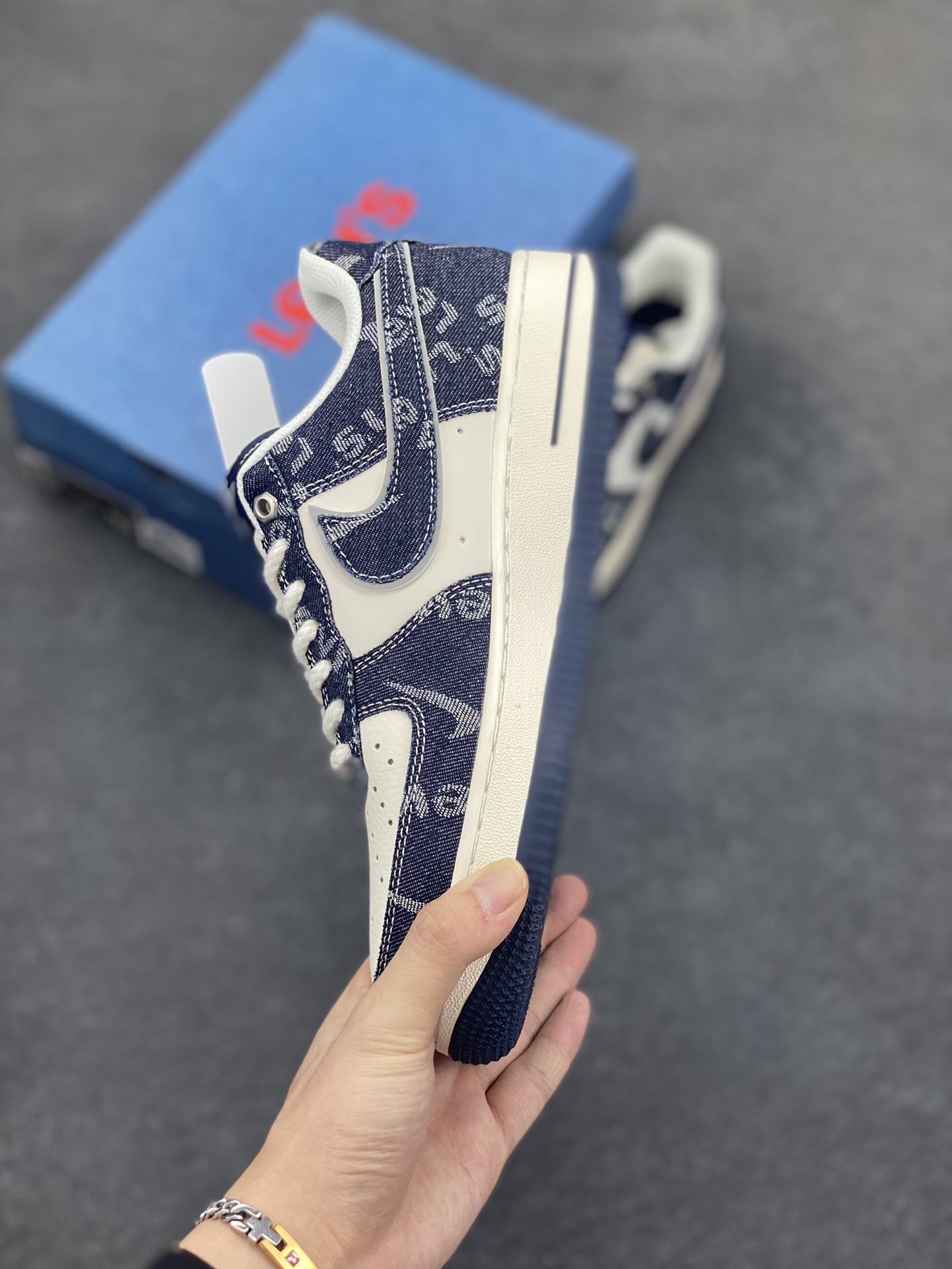 图片[3]-福利特价 NIke Air Force 1 \’07 Low “李维斯联名——深蓝牛仔”空军一号 低帮 运动鞋 休闲鞋 折边针车 工艺难度大 原楦头原纸板 原装鞋盒 定制五金配件 内置全掌气垫 原厂鞋底 货号：SJ6698-002 尺码：36 36.5 37.5 38 38.5 39 40 40.5 41 42 42.5 43 44 44.5 45-选品中心