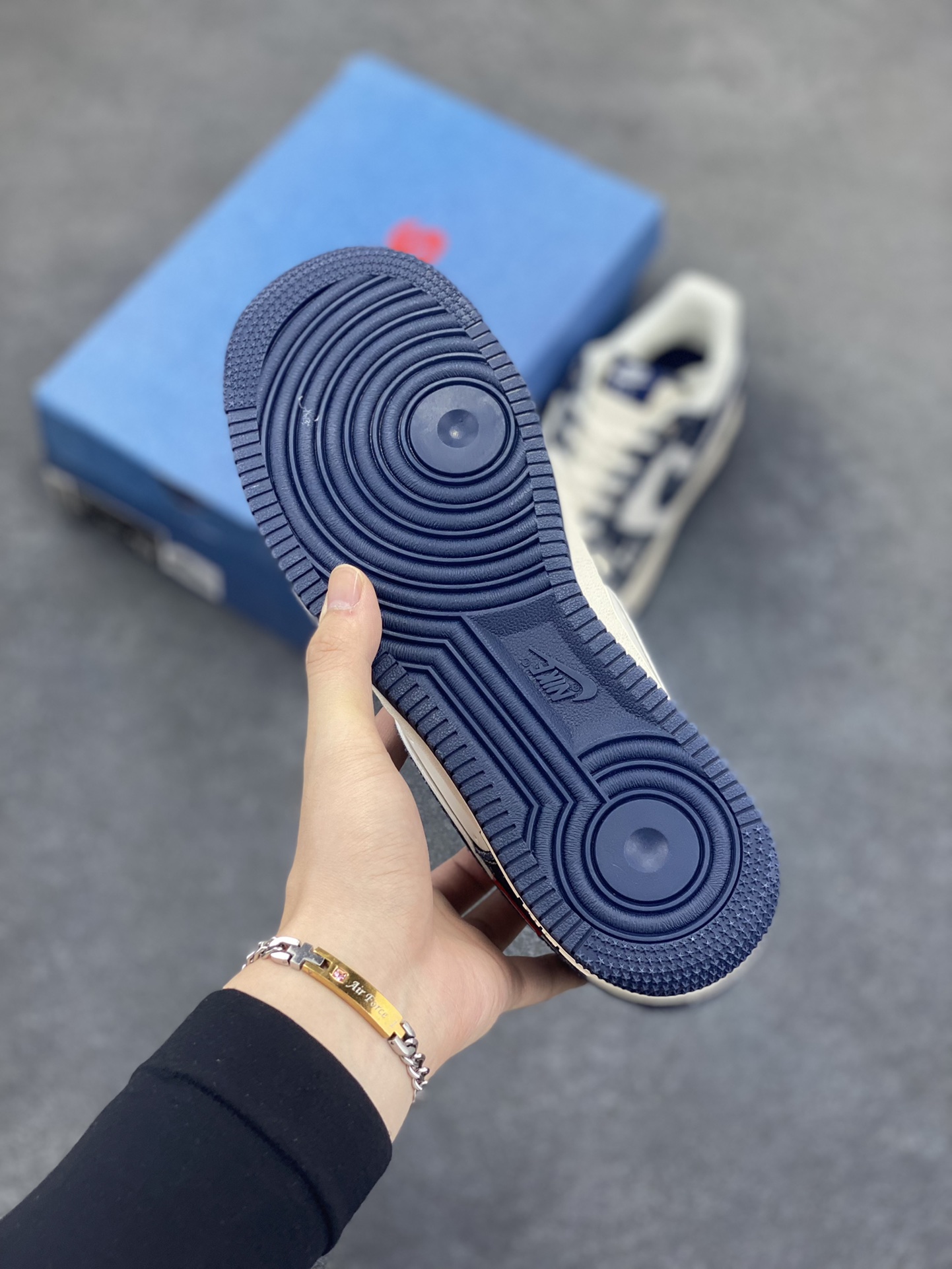 图片[5]-福利特价 NIke Air Force 1 \’07 Low “李维斯联名——深蓝牛仔”空军一号 低帮 运动鞋 休闲鞋 折边针车 工艺难度大 原楦头原纸板 原装鞋盒 定制五金配件 内置全掌气垫 原厂鞋底 货号：SJ6698-002 尺码：36 36.5 37.5 38 38.5 39 40 40.5 41 42 42.5 43 44 44.5 45-选品中心