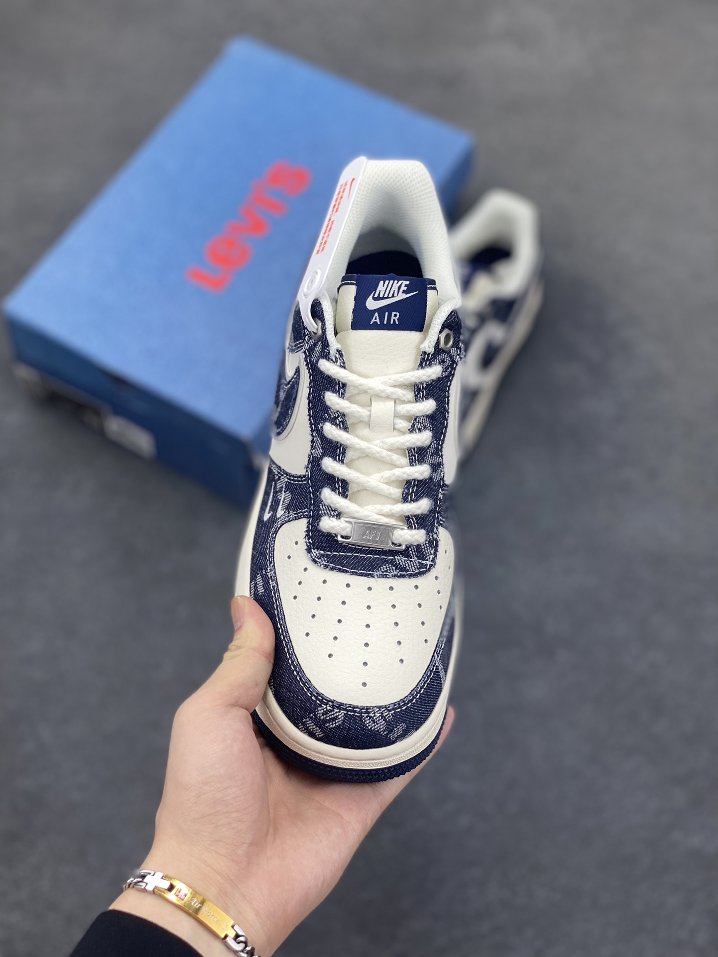 图片[2]-福利特价 NIke Air Force 1 \’07 Low “李维斯联名——深蓝牛仔”空军一号 低帮 运动鞋 休闲鞋 折边针车 工艺难度大 原楦头原纸板 原装鞋盒 定制五金配件 内置全掌气垫 原厂鞋底 货号：SJ6698-002 尺码：36 36.5 37.5 38 38.5 39 40 40.5 41 42 42.5 43 44 44.5 45-选品中心