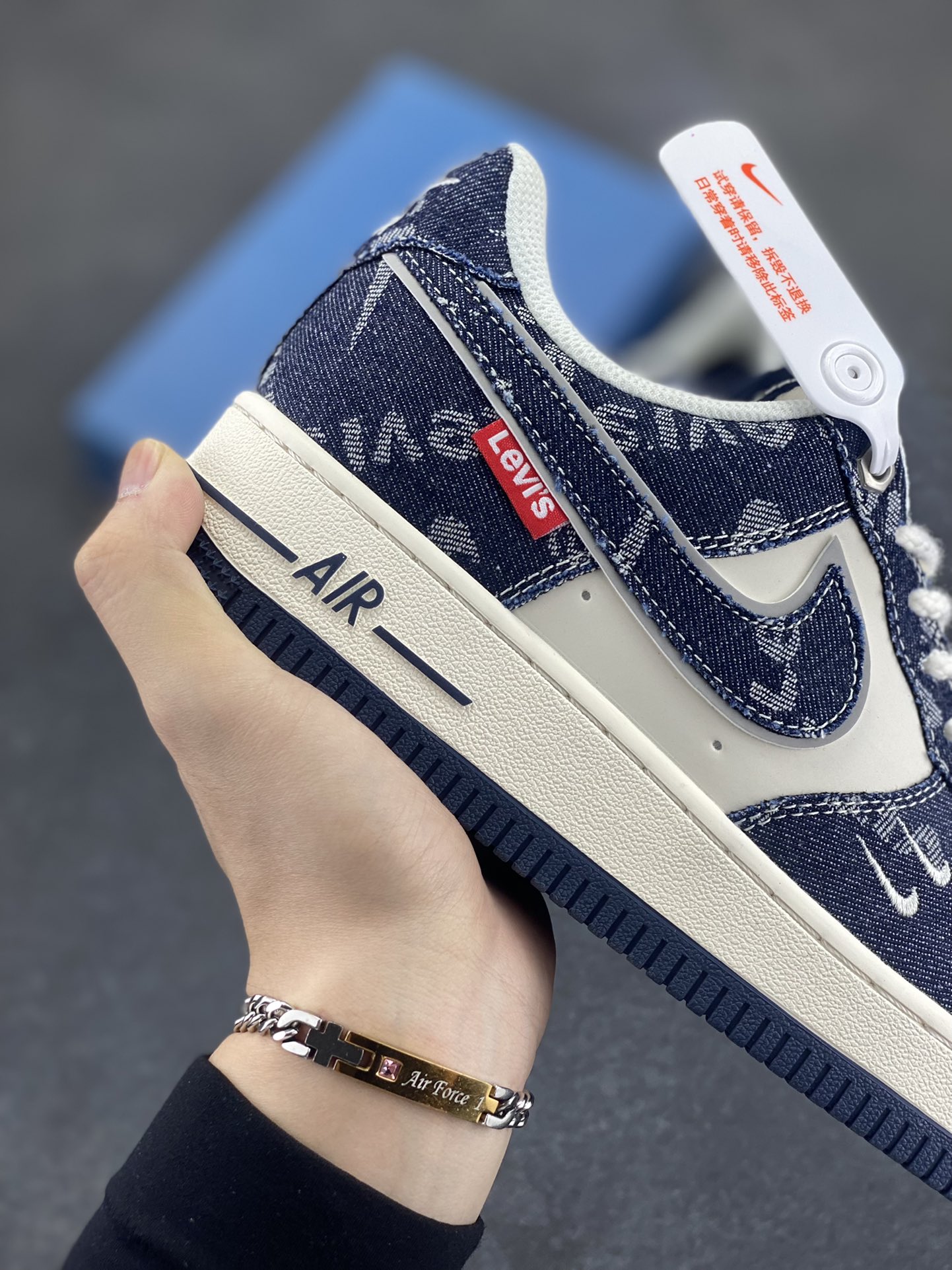 图片[6]-福利特价 NIke Air Force 1 \’07 Low “李维斯联名——深蓝牛仔”空军一号 低帮 运动鞋 休闲鞋 折边针车 工艺难度大 原楦头原纸板 原装鞋盒 定制五金配件 内置全掌气垫 原厂鞋底 货号：SJ6698-002 尺码：36 36.5 37.5 38 38.5 39 40 40.5 41 42 42.5 43 44 44.5 45-选品中心