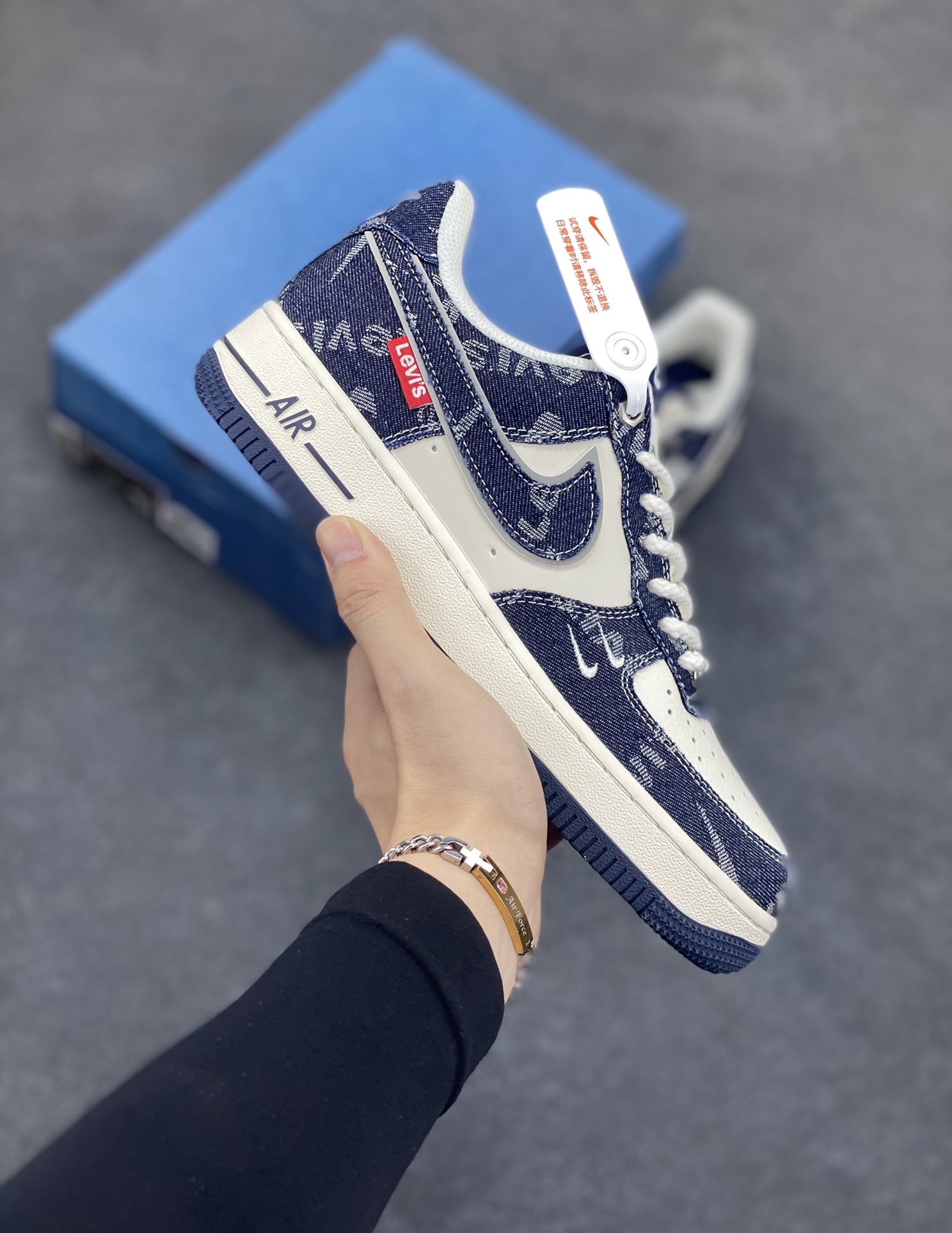 福利特价 NIke Air Force 1 \’07 Low “李维斯联名——深蓝牛仔”空军一号 低帮 运动鞋 休闲鞋 折边针车 工艺难度大 原楦头原纸板 原装鞋盒 定制五金配件 内置全掌气垫 原厂鞋底 货号:SJ6698-002 尺码:36 36.5 37.5 38 38.5 39 40 40.5 41 42 42.5 43 44 44.5 45-选品中心