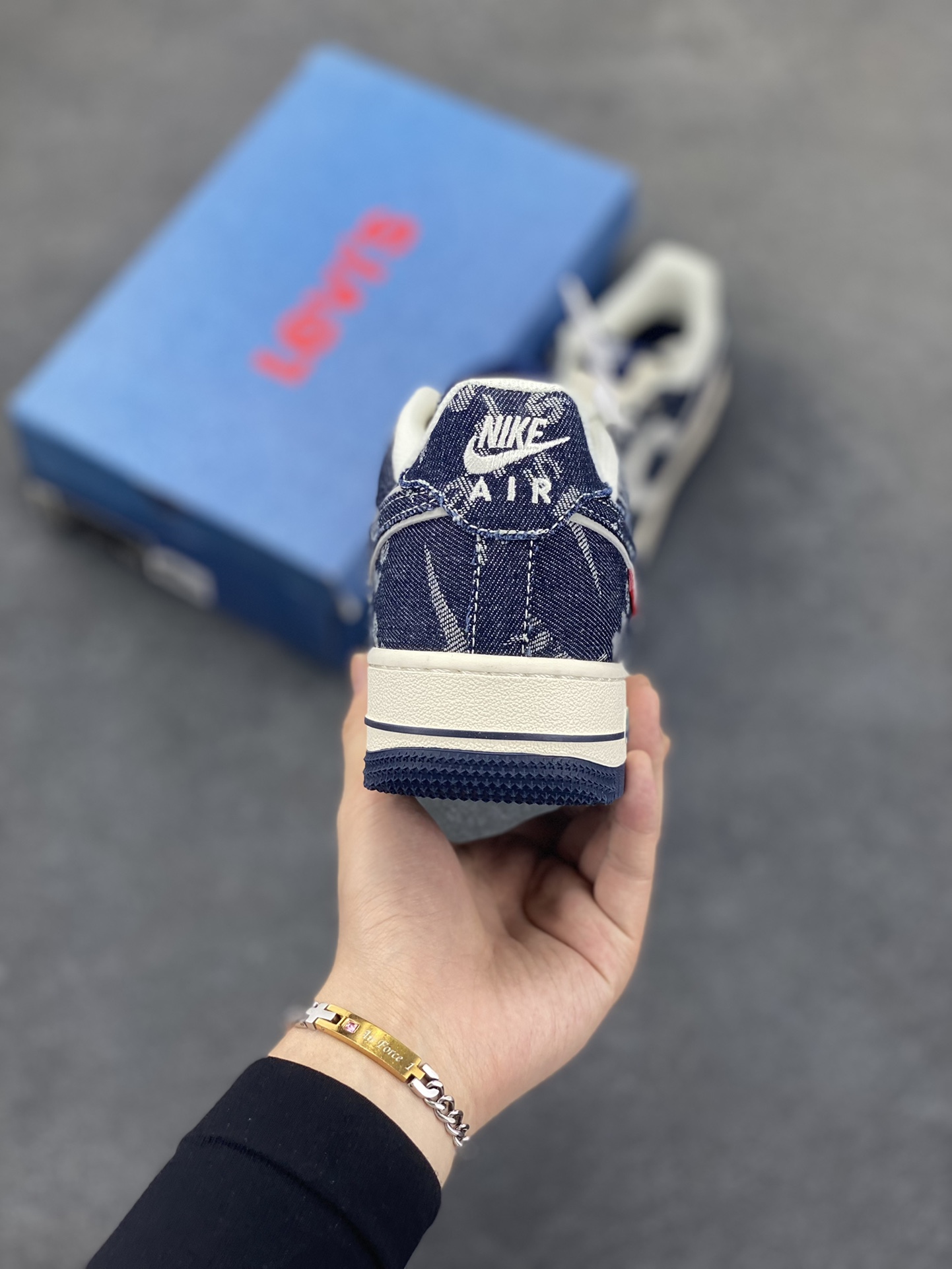 图片[4]-福利特价 NIke Air Force 1 \’07 Low “李维斯联名——深蓝牛仔”空军一号 低帮 运动鞋 休闲鞋 折边针车 工艺难度大 原楦头原纸板 原装鞋盒 定制五金配件 内置全掌气垫 原厂鞋底 货号：SJ6698-002 尺码：36 36.5 37.5 38 38.5 39 40 40.5 41 42 42.5 43 44 44.5 45-选品中心
