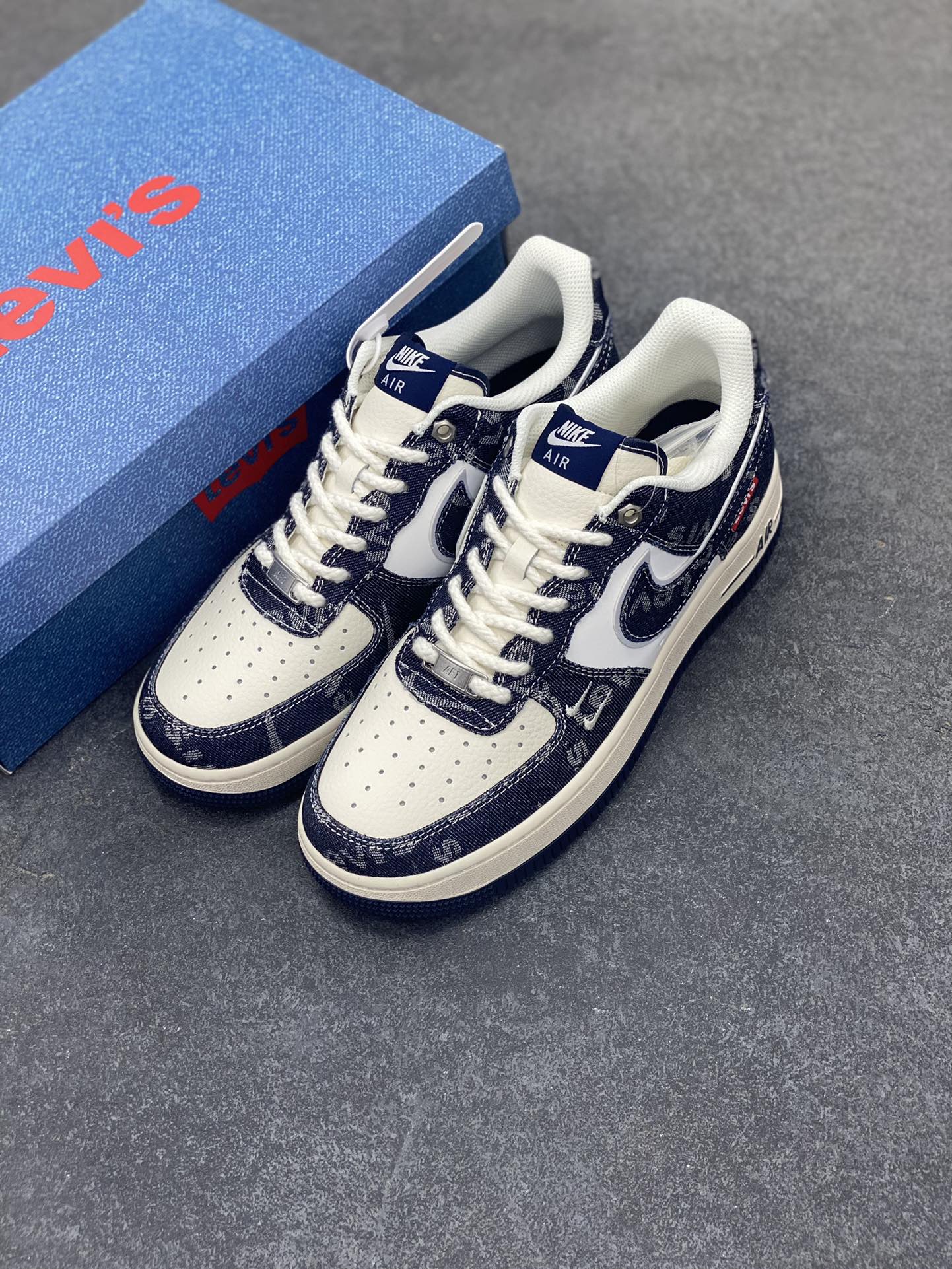 图片[8]-福利特价 NIke Air Force 1 \’07 Low “李维斯联名——深蓝牛仔”空军一号 低帮 运动鞋 休闲鞋 折边针车 工艺难度大 原楦头原纸板 原装鞋盒 定制五金配件 内置全掌气垫 原厂鞋底 货号：SJ6698-002 尺码：36 36.5 37.5 38 38.5 39 40 40.5 41 42 42.5 43 44 44.5 45-选品中心