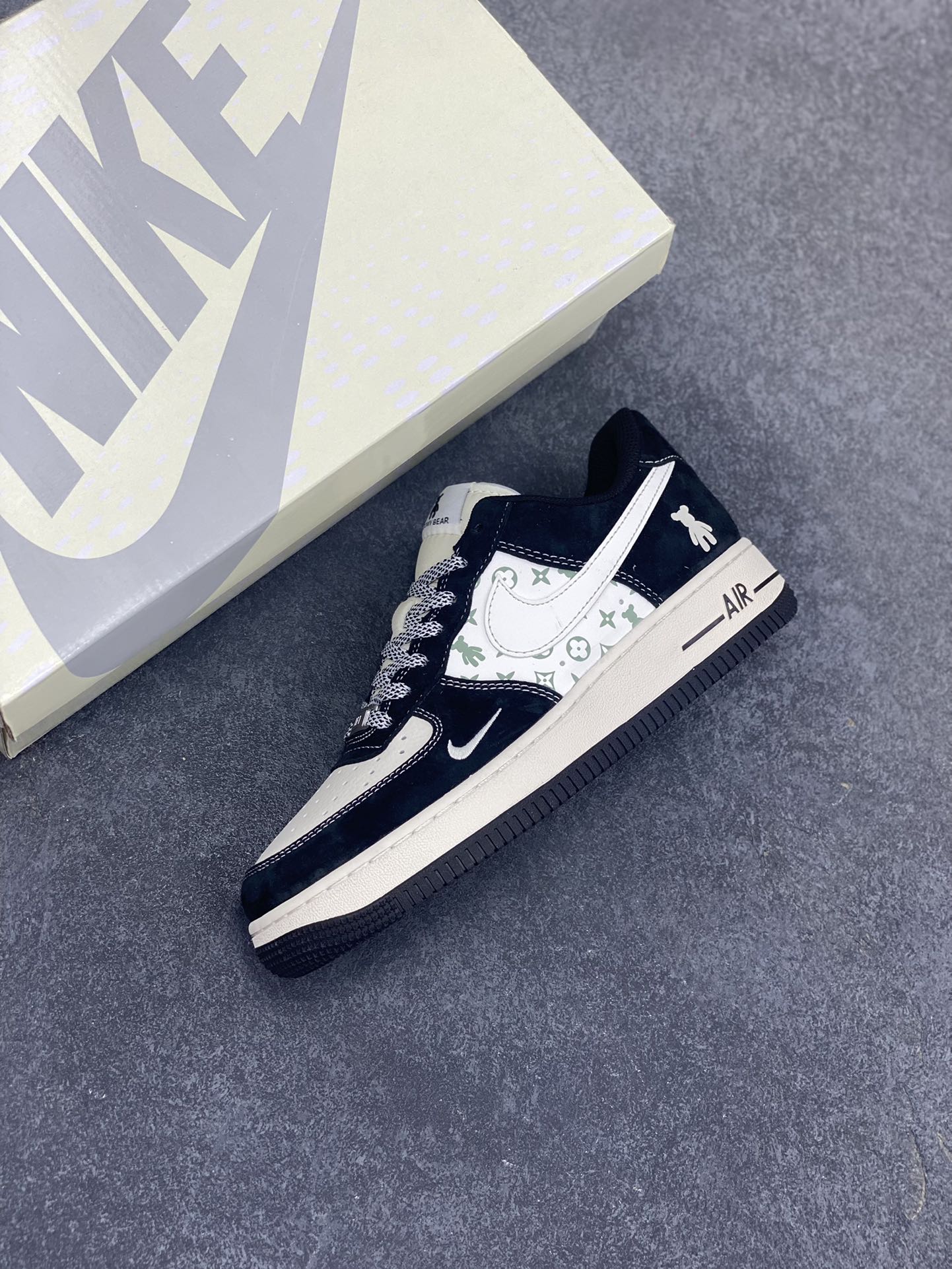 图片[7]-福利特价 NIke Air Force 1 \’07 Low “暴力熊联名–白黑印花”空军一号 低帮 运动鞋 休闲鞋 折边针车 工艺难度大 原楦头原纸板 原装鞋盒 定制五金配件 内置全掌气垫 原厂鞋底 货号：SJ9188-003 尺码：36 36.5 37.5 38 38.5 39 40 40.5 41 42 42.5 43 44 44.5 45-选品中心