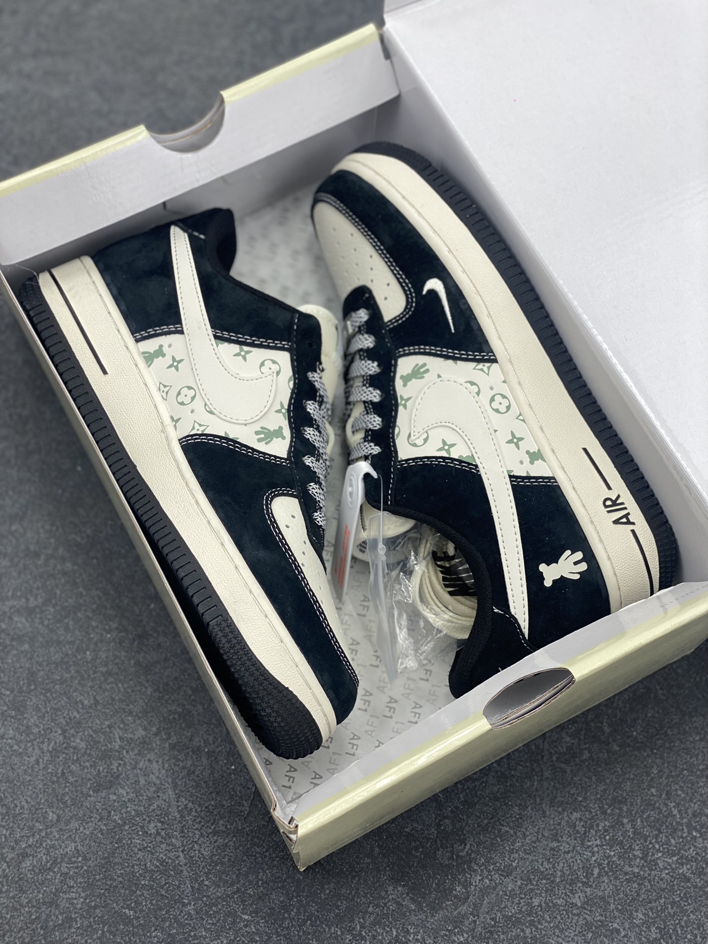 图片[9]-福利特价 NIke Air Force 1 \’07 Low “暴力熊联名–白黑印花”空军一号 低帮 运动鞋 休闲鞋 折边针车 工艺难度大 原楦头原纸板 原装鞋盒 定制五金配件 内置全掌气垫 原厂鞋底 货号：SJ9188-003 尺码：36 36.5 37.5 38 38.5 39 40 40.5 41 42 42.5 43 44 44.5 45-选品中心