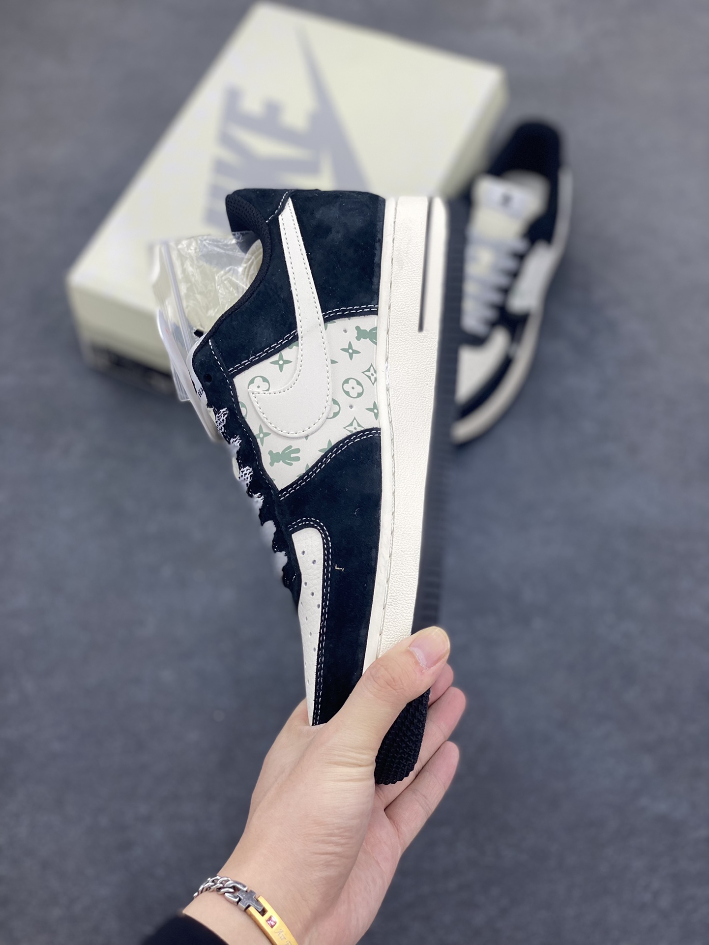 图片[3]-福利特价 NIke Air Force 1 \’07 Low “暴力熊联名–白黑印花”空军一号 低帮 运动鞋 休闲鞋 折边针车 工艺难度大 原楦头原纸板 原装鞋盒 定制五金配件 内置全掌气垫 原厂鞋底 货号：SJ9188-003 尺码：36 36.5 37.5 38 38.5 39 40 40.5 41 42 42.5 43 44 44.5 45-选品中心