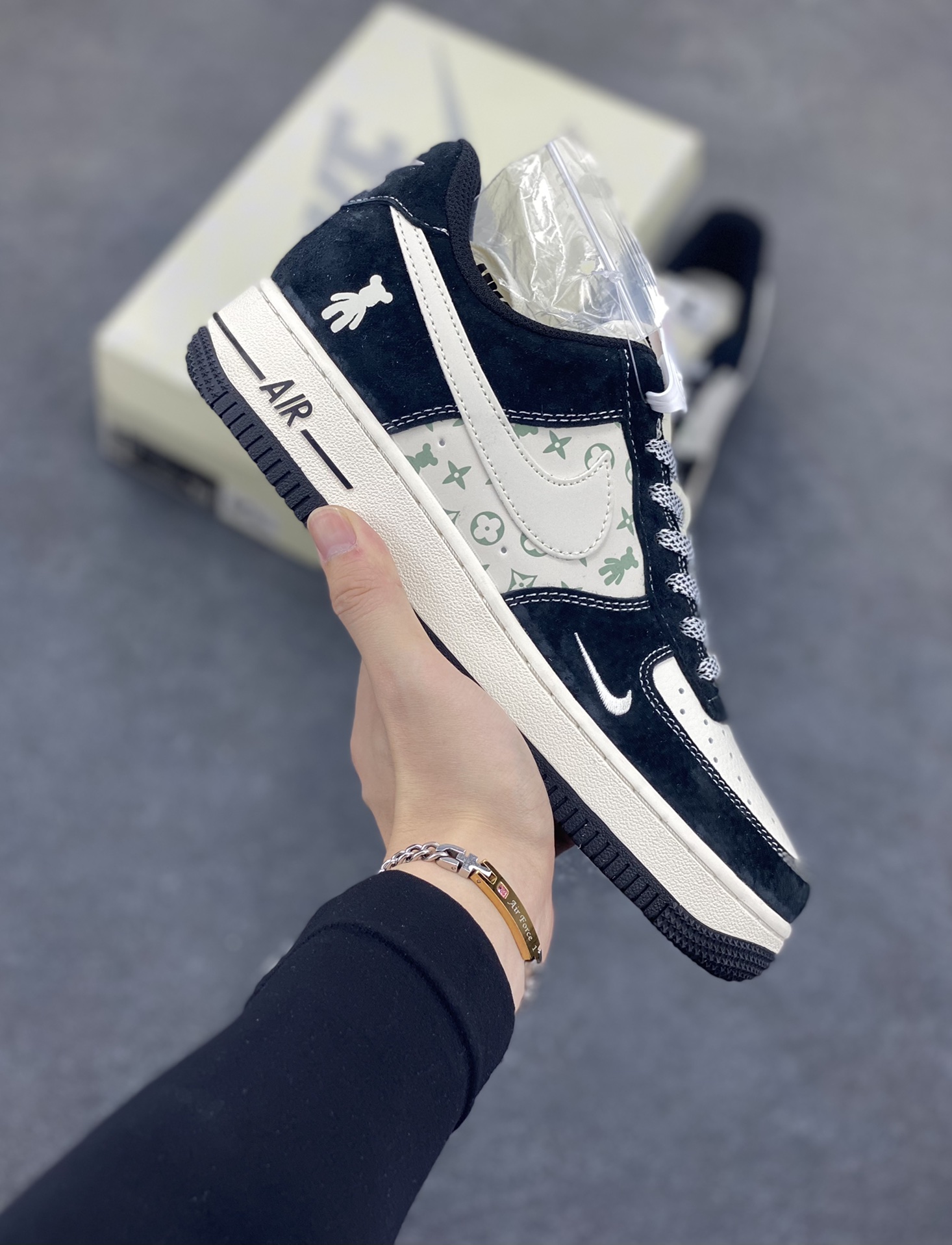 福利特价 NIke Air Force 1 \'07 Low “暴力熊联名--白黑印花”空军一号 低帮 运动鞋 休闲鞋 折边针车 工艺难度大 原楦头原纸板 原装鞋盒 定制五金配件 内置全掌气垫 原厂鞋底 货号：SJ9188-003 尺码：36 36.5 37.5 38 38.5 39 40 40.5 41 42 42.5 43 44 44.5 45-选品中心