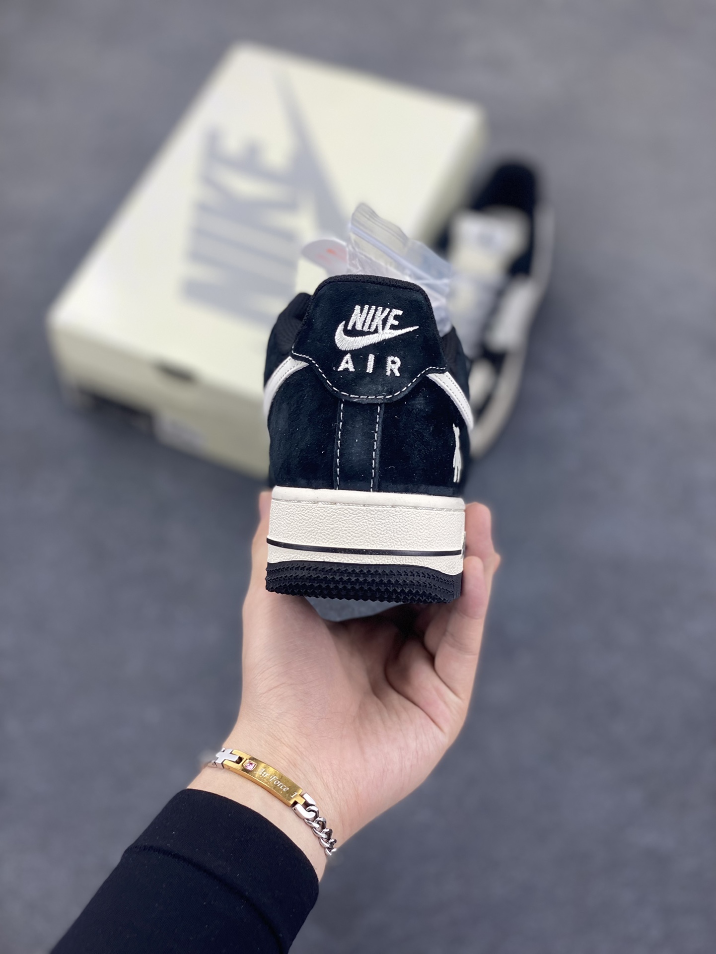 图片[4]-福利特价 NIke Air Force 1 \’07 Low “暴力熊联名–白黑印花”空军一号 低帮 运动鞋 休闲鞋 折边针车 工艺难度大 原楦头原纸板 原装鞋盒 定制五金配件 内置全掌气垫 原厂鞋底 货号：SJ9188-003 尺码：36 36.5 37.5 38 38.5 39 40 40.5 41 42 42.5 43 44 44.5 45-选品中心