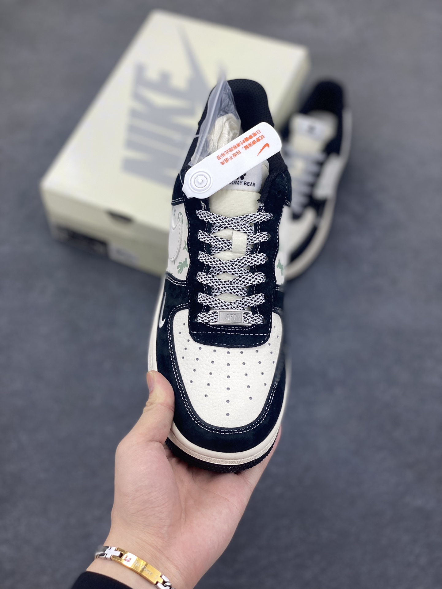 图片[2]-福利特价 NIke Air Force 1 \’07 Low “暴力熊联名–白黑印花”空军一号 低帮 运动鞋 休闲鞋 折边针车 工艺难度大 原楦头原纸板 原装鞋盒 定制五金配件 内置全掌气垫 原厂鞋底 货号：SJ9188-003 尺码：36 36.5 37.5 38 38.5 39 40 40.5 41 42 42.5 43 44 44.5 45-选品中心
