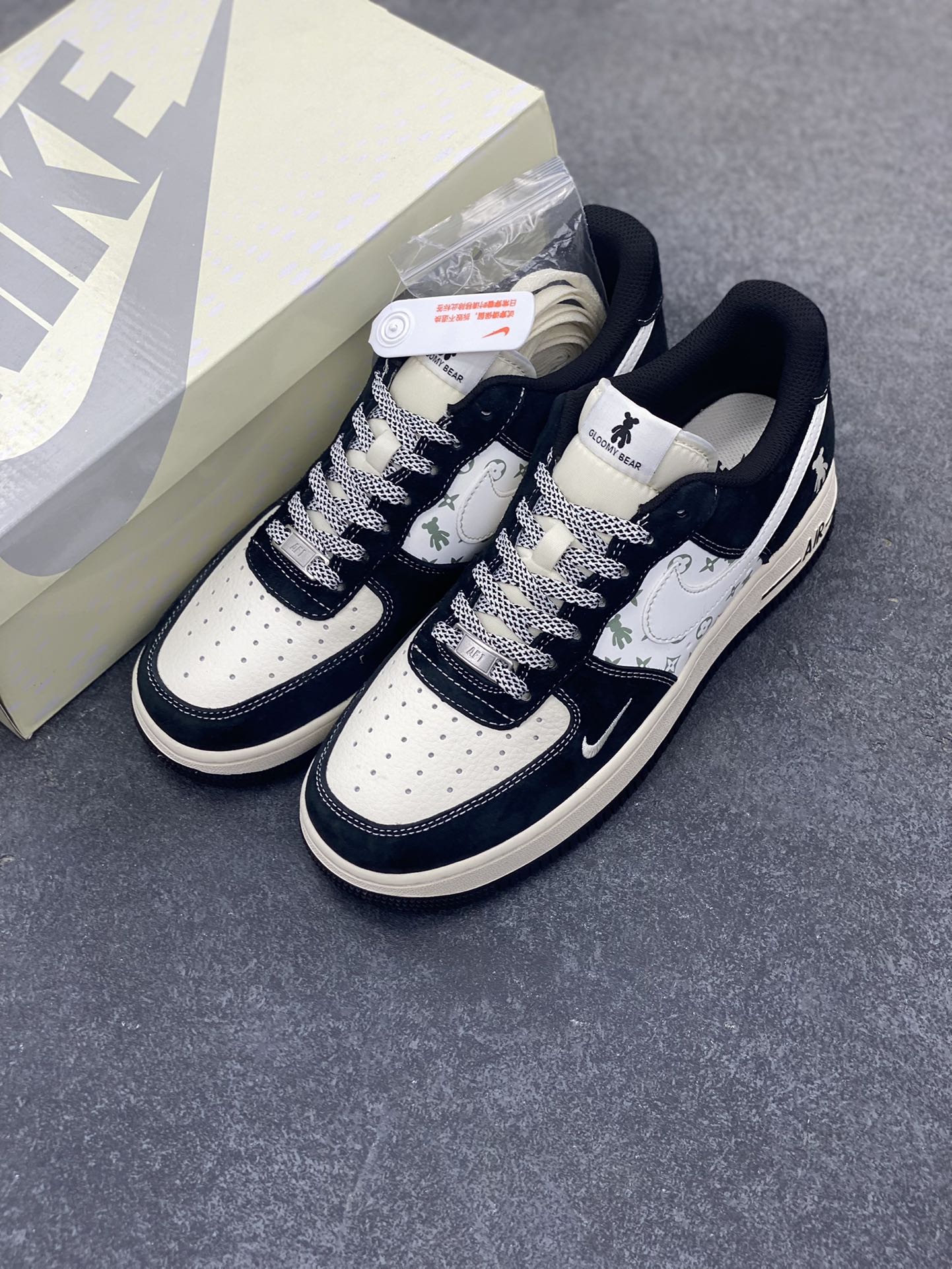 图片[8]-福利特价 NIke Air Force 1 \’07 Low “暴力熊联名–白黑印花”空军一号 低帮 运动鞋 休闲鞋 折边针车 工艺难度大 原楦头原纸板 原装鞋盒 定制五金配件 内置全掌气垫 原厂鞋底 货号：SJ9188-003 尺码：36 36.5 37.5 38 38.5 39 40 40.5 41 42 42.5 43 44 44.5 45-选品中心