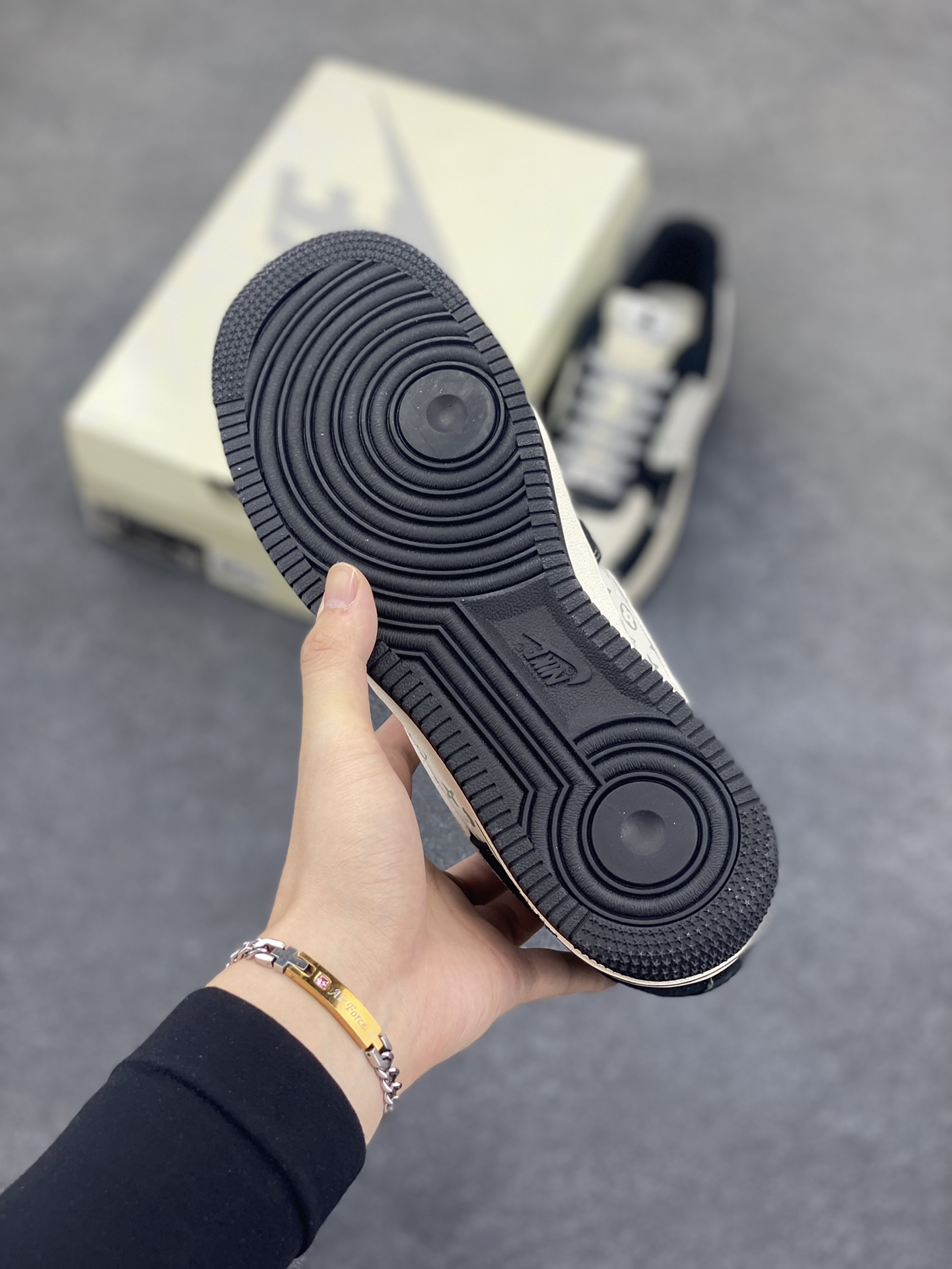 图片[5]-福利特价 NIke Air Force 1 \’07 Low “暴力熊联名–白黑印花”空军一号 低帮 运动鞋 休闲鞋 折边针车 工艺难度大 原楦头原纸板 原装鞋盒 定制五金配件 内置全掌气垫 原厂鞋底 货号：SJ9188-003 尺码：36 36.5 37.5 38 38.5 39 40 40.5 41 42 42.5 43 44 44.5 45-选品中心