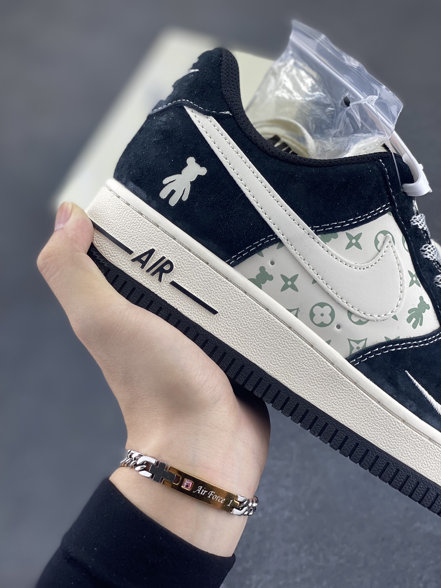 图片[6]-福利特价 NIke Air Force 1 \’07 Low “暴力熊联名–白黑印花”空军一号 低帮 运动鞋 休闲鞋 折边针车 工艺难度大 原楦头原纸板 原装鞋盒 定制五金配件 内置全掌气垫 原厂鞋底 货号：SJ9188-003 尺码：36 36.5 37.5 38 38.5 39 40 40.5 41 42 42.5 43 44 44.5 45-选品中心